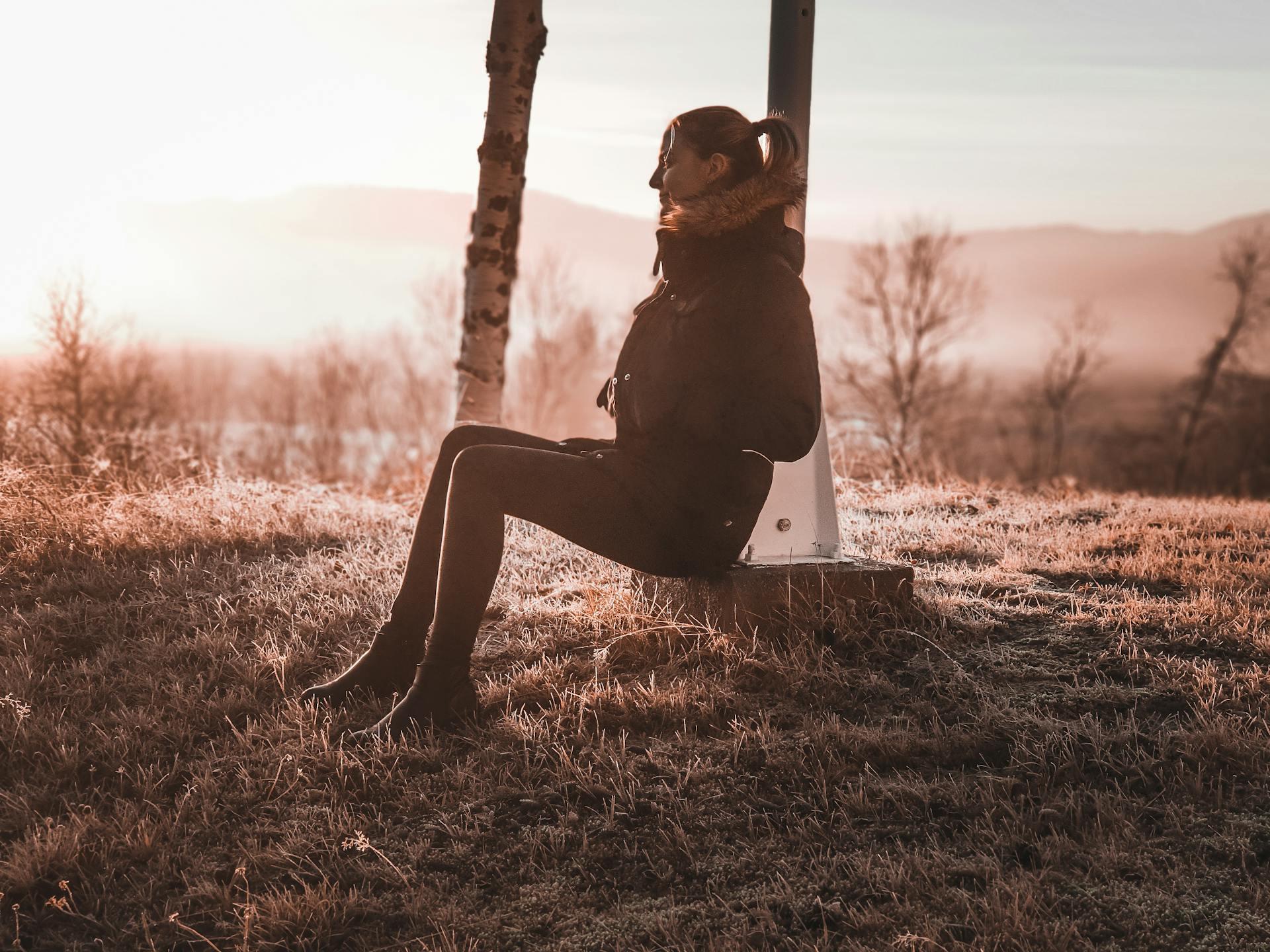 Persona sentada en un campo