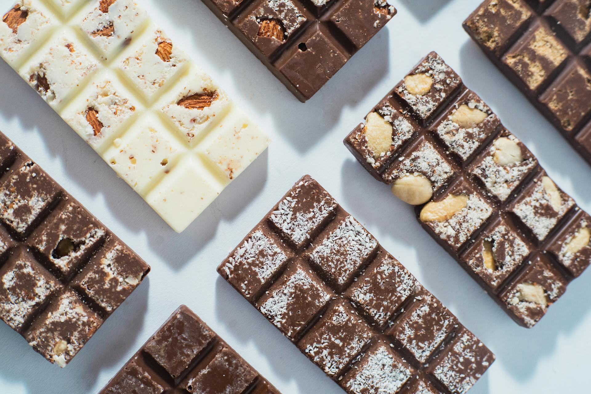 Tabletas de chocolate blanco y negro con coco y frutos secos.