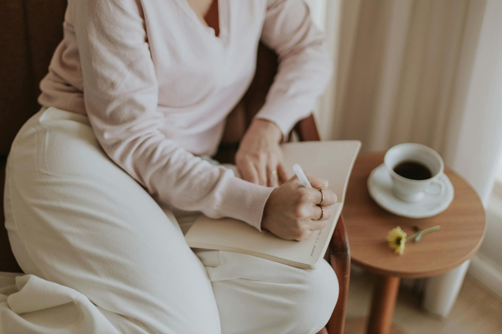 Mujer escribiendo