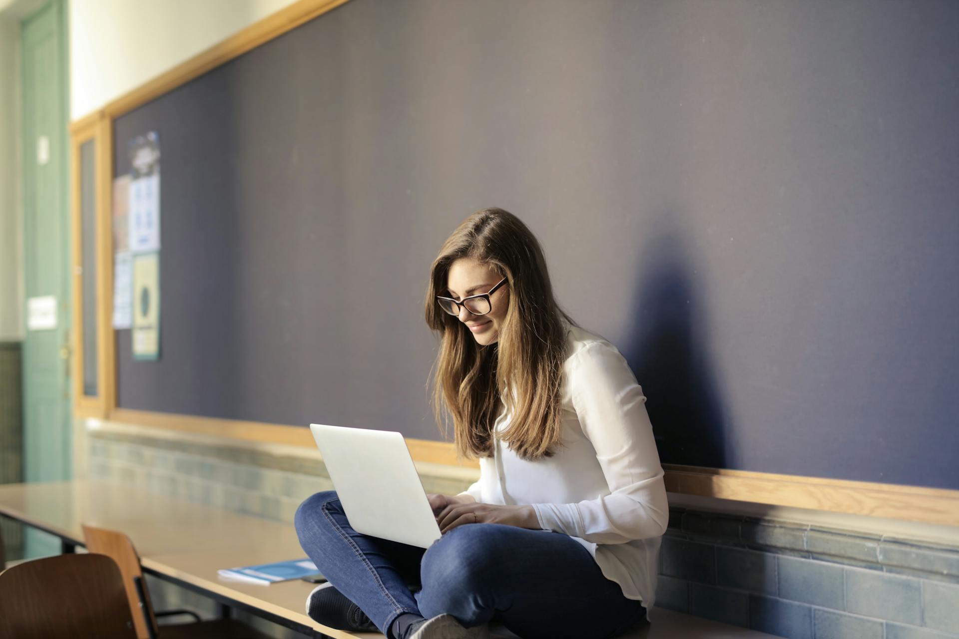 Mujer sentada con una computadora