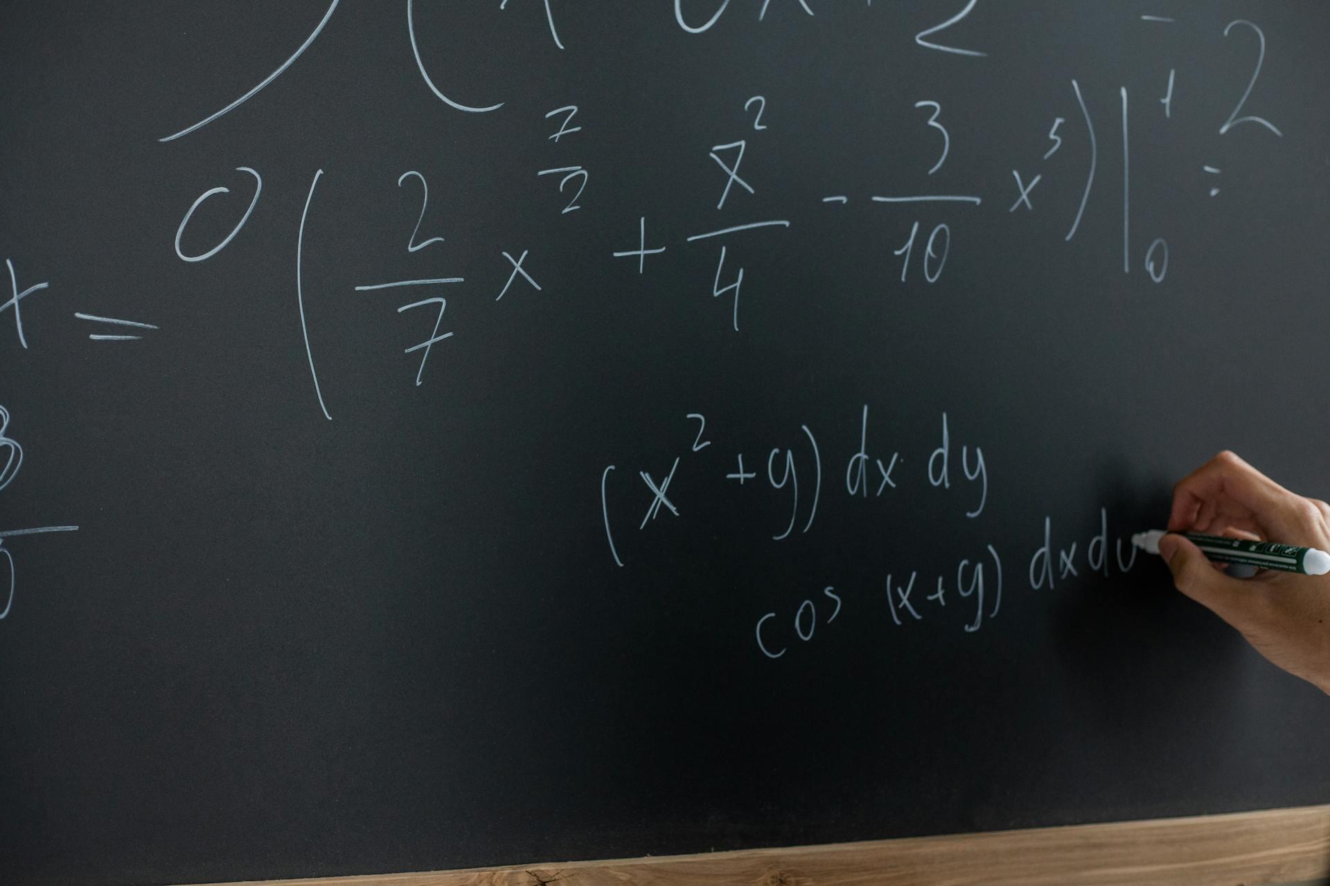 Fórmulas de matemática escritas en el pizarrón negro. 