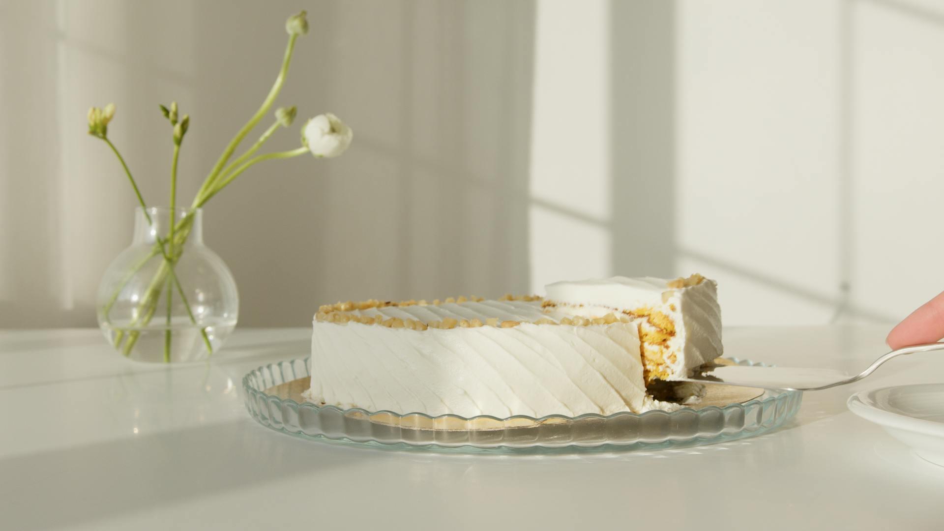 Torta blanca con espátula plateada.