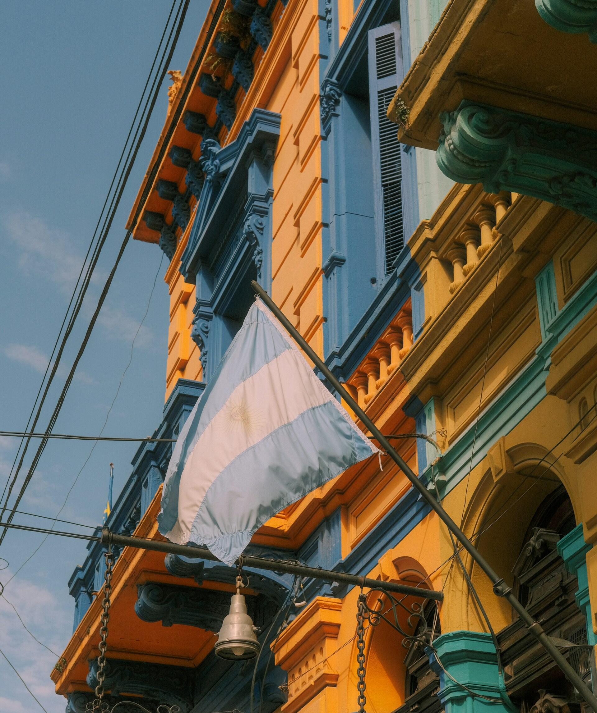 La bandera argentina en la boca