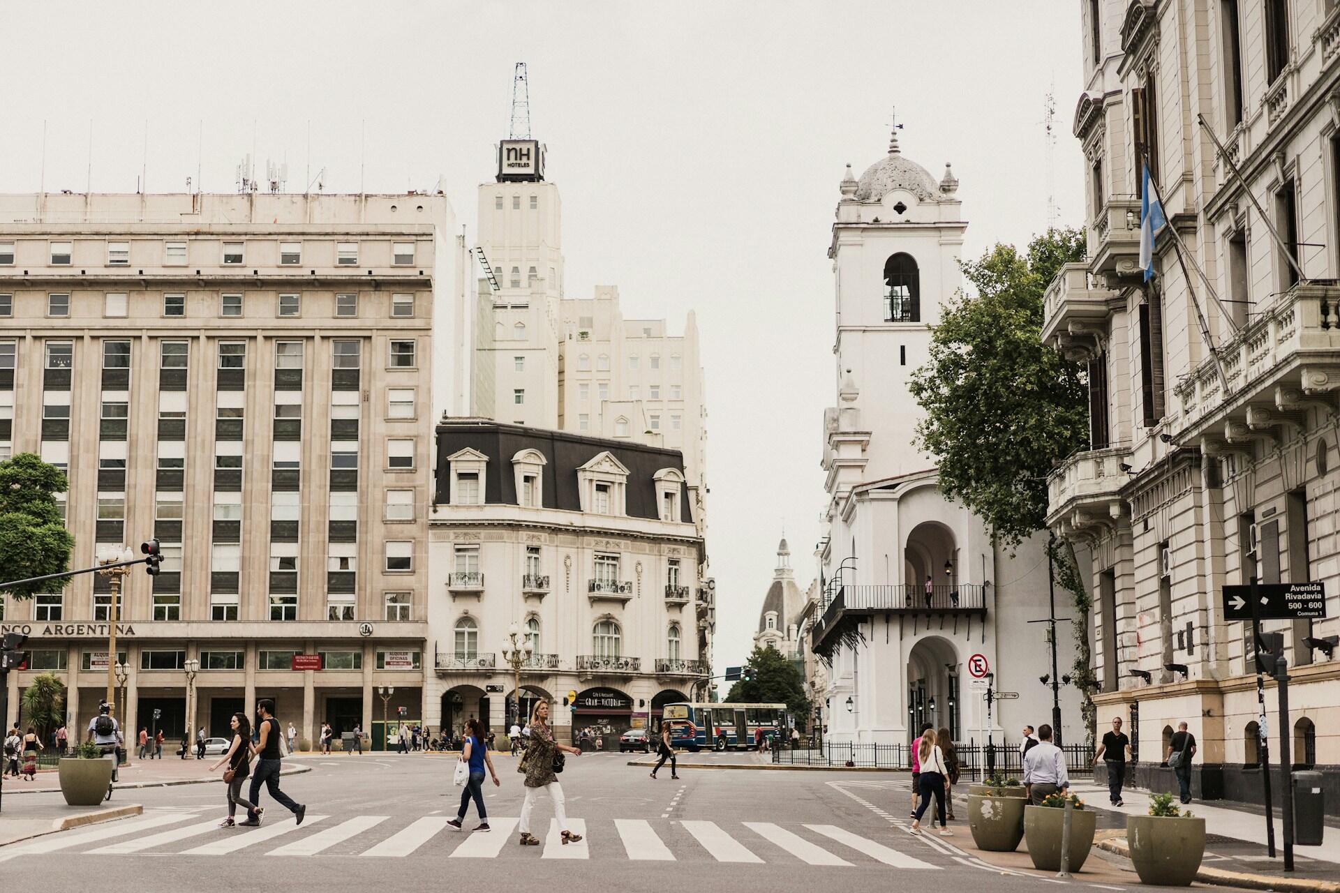 La ciudad de Bs.As, imagen del cabildo y Plaza de Mayo.