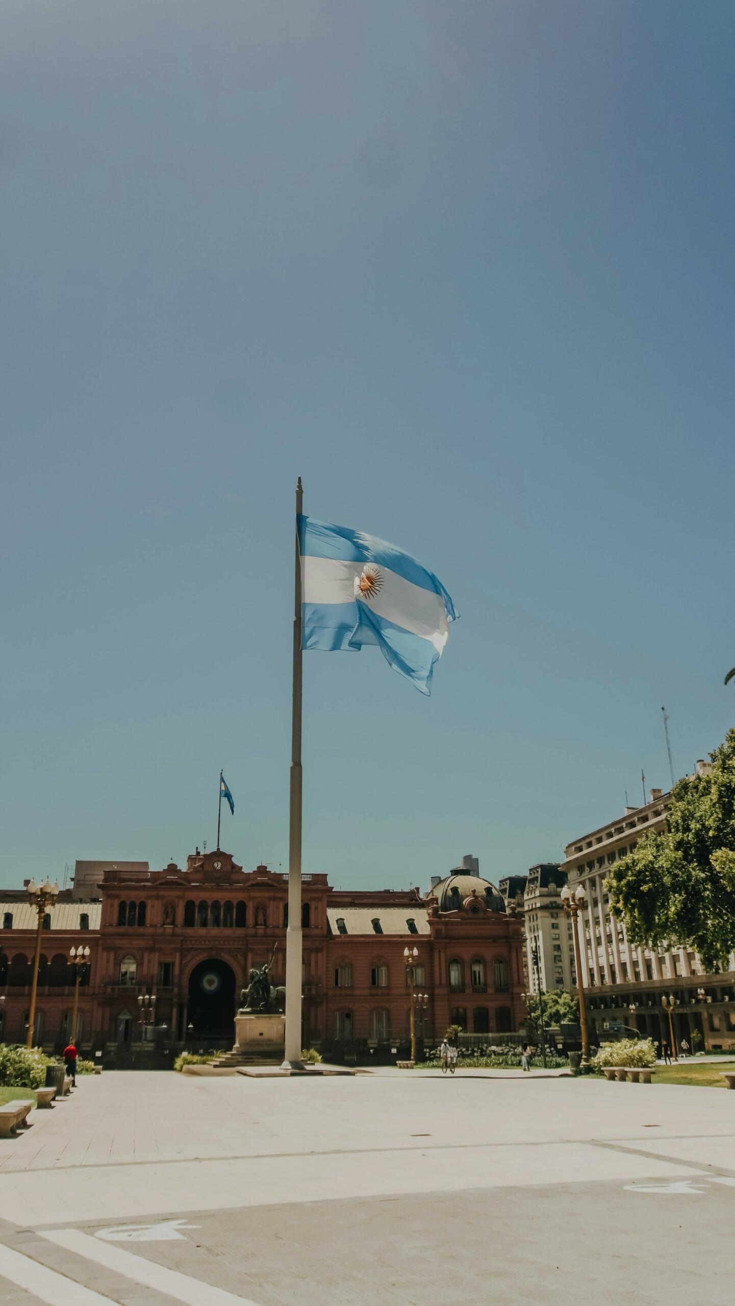 Plaza de Mayo con la bandera argentina flameando. 