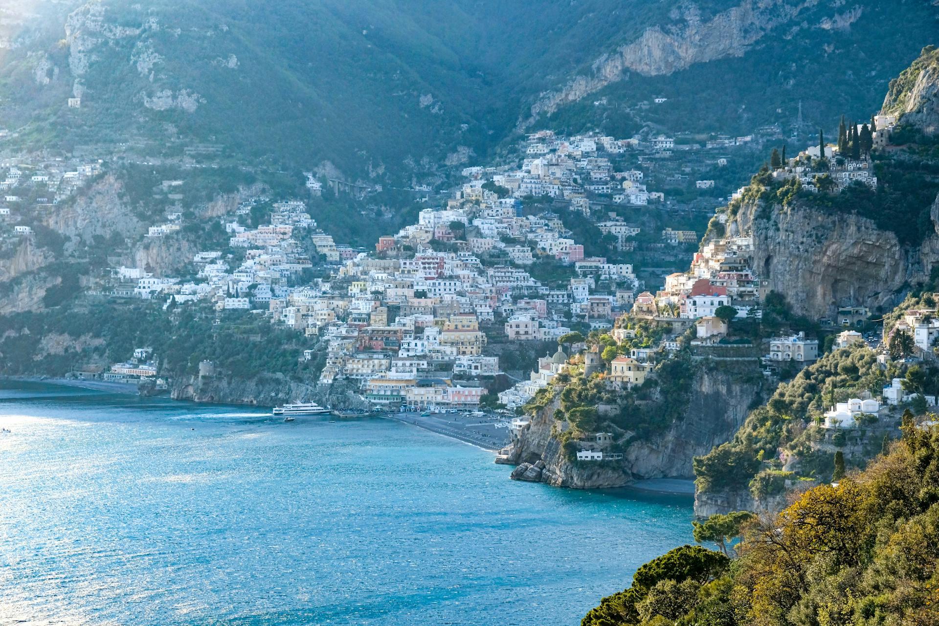 Paisaje de ciudad en las montañas alrededor del mar. 