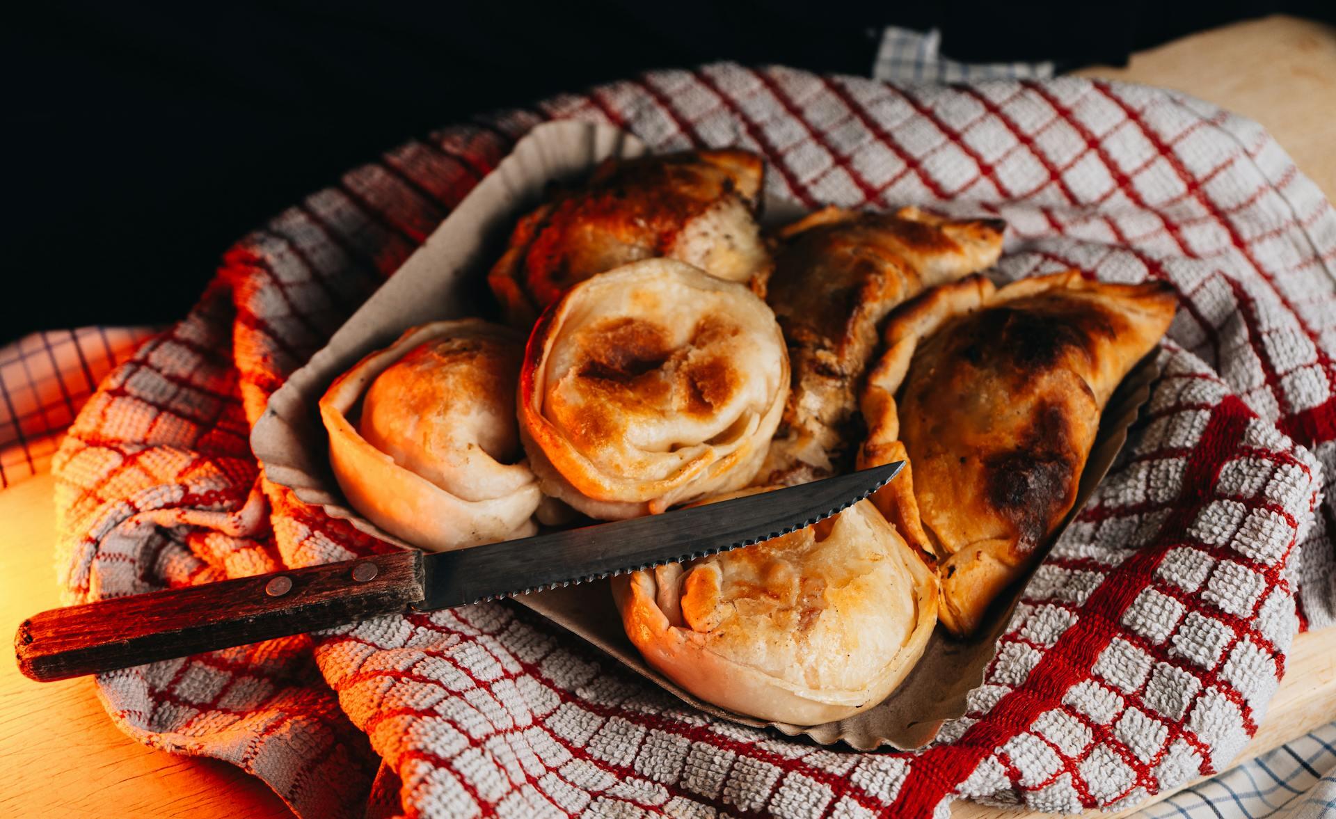 Empanadas sobre una mesa.