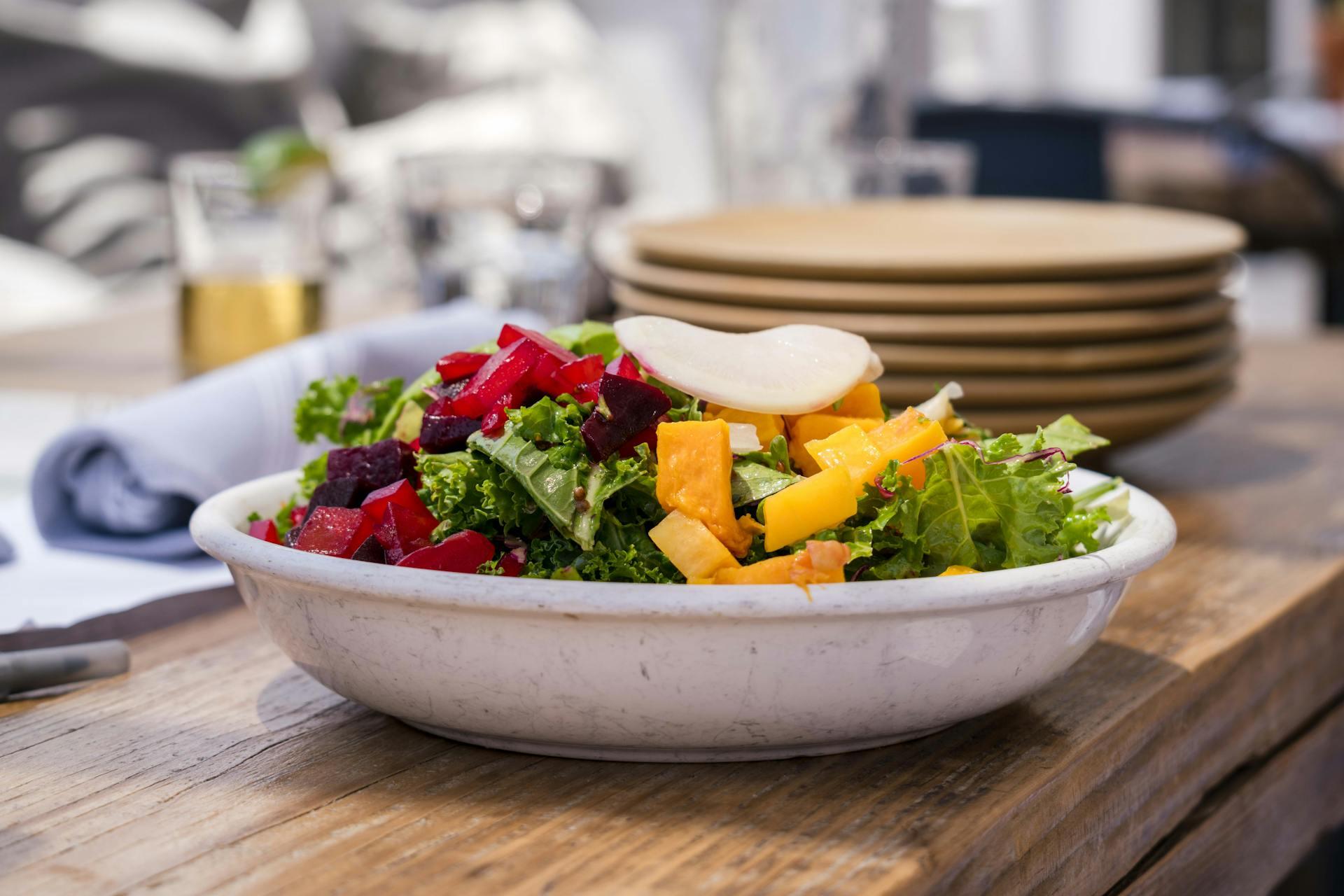 Plato con ensalada de diferentes verduras de colores.