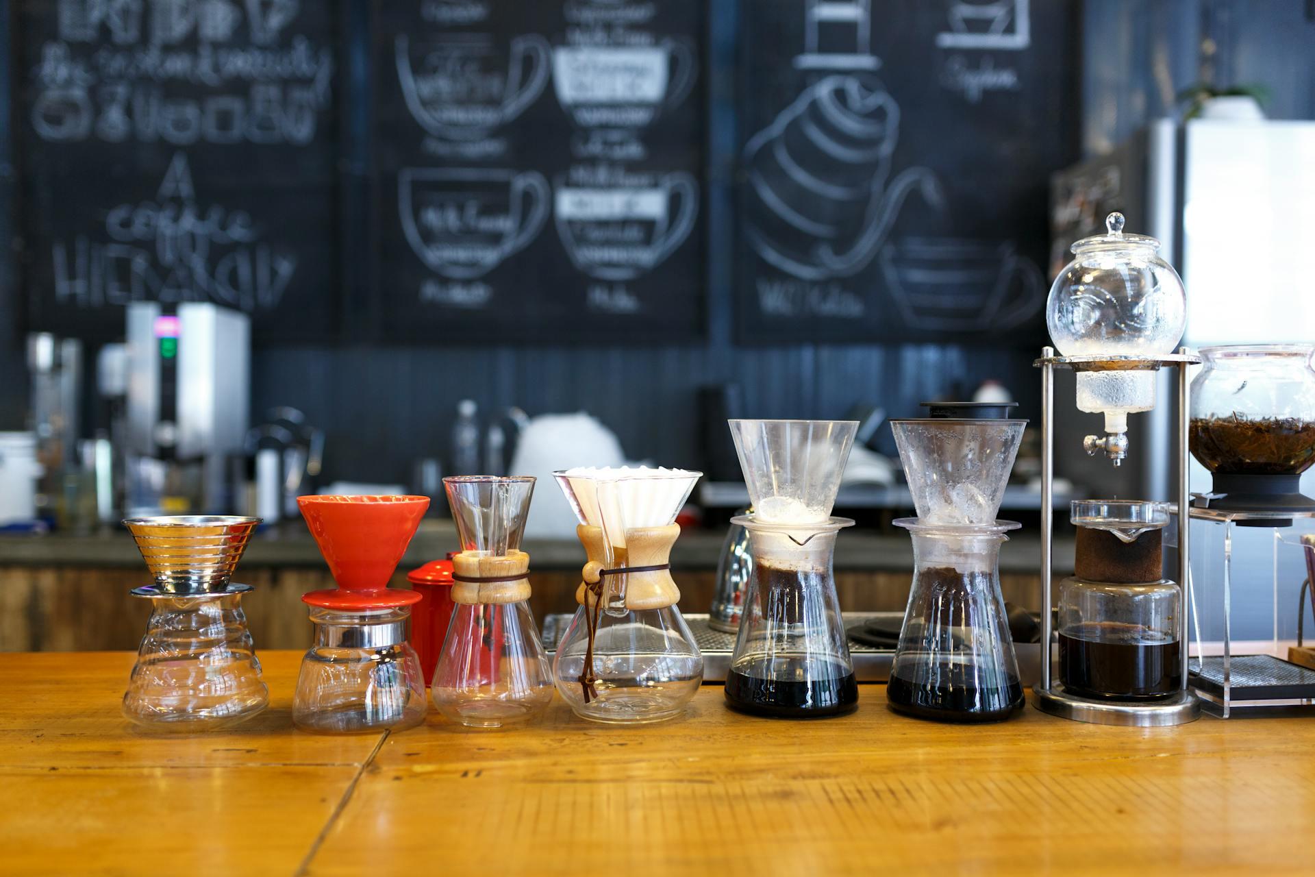 Diferentes frascos de vidrio para hacer café.