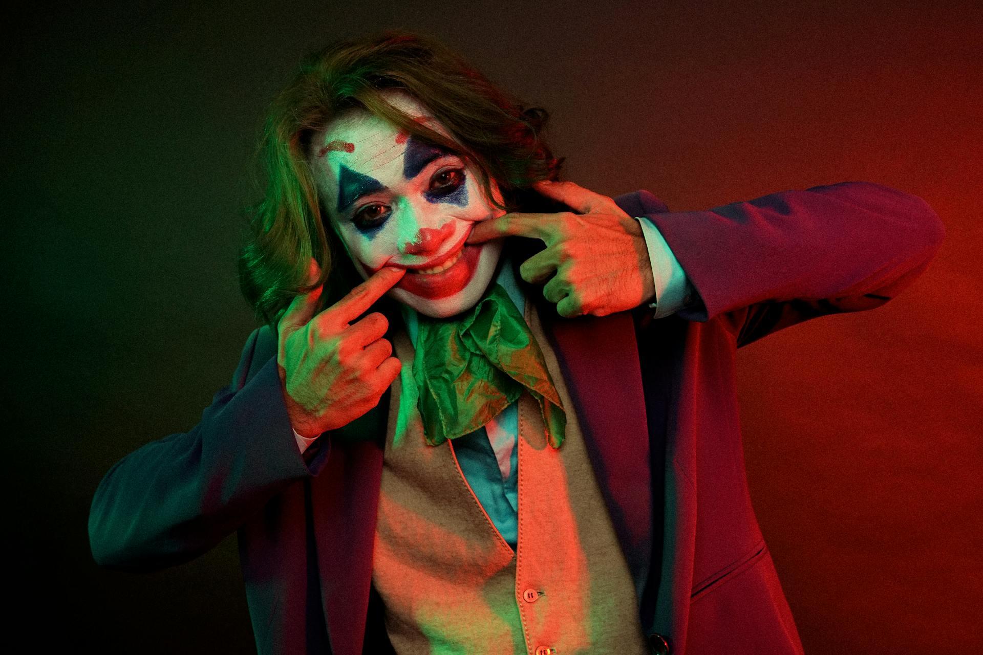Hombre disfrazado del joker