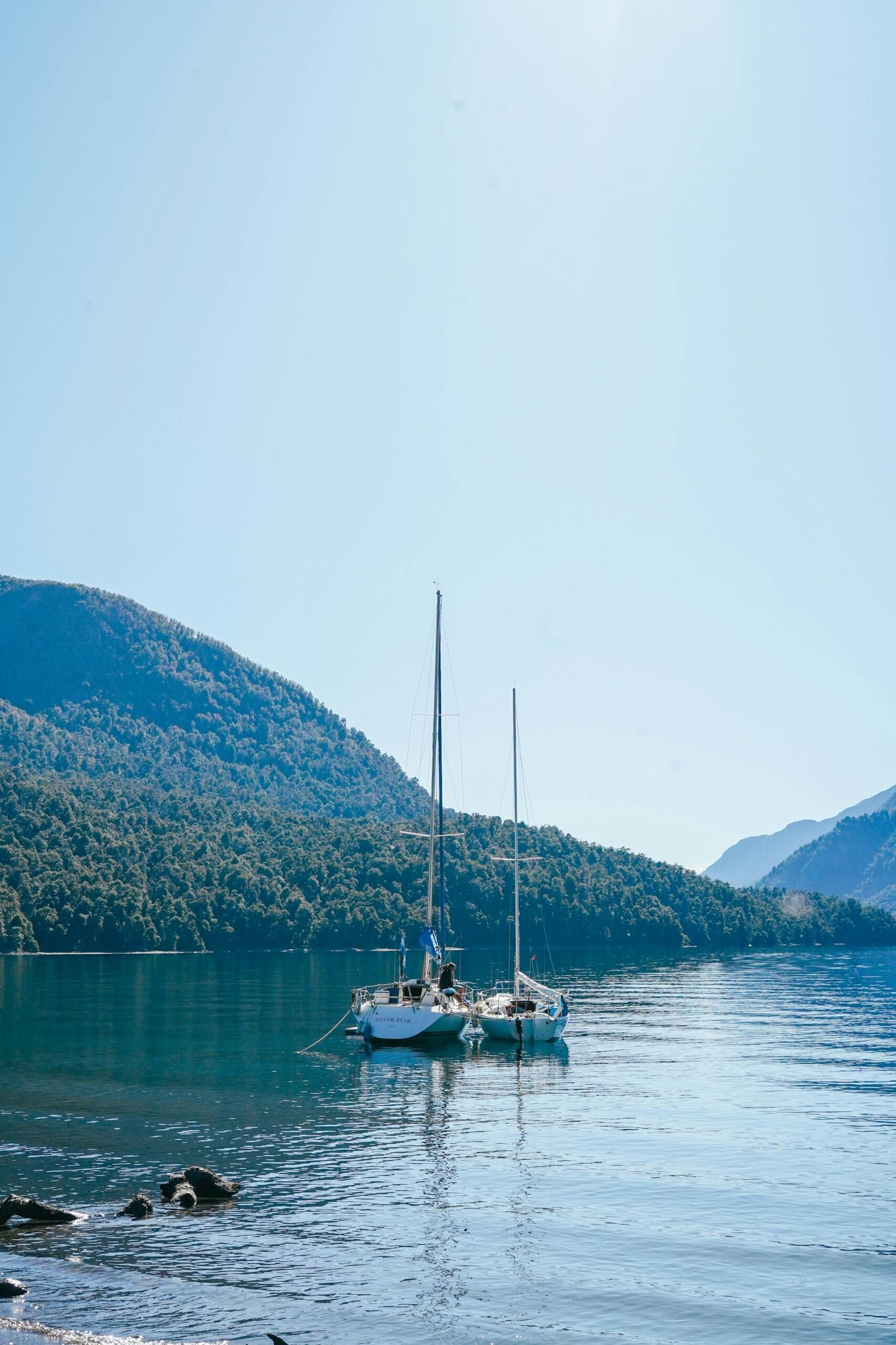 Lago Falkner, dos veleros en el lago. 