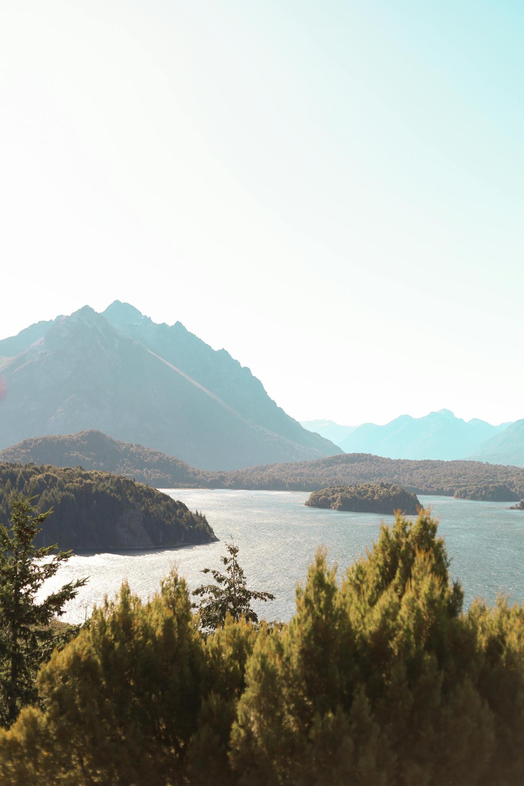 Imagen del Lago Lacar, día soleado