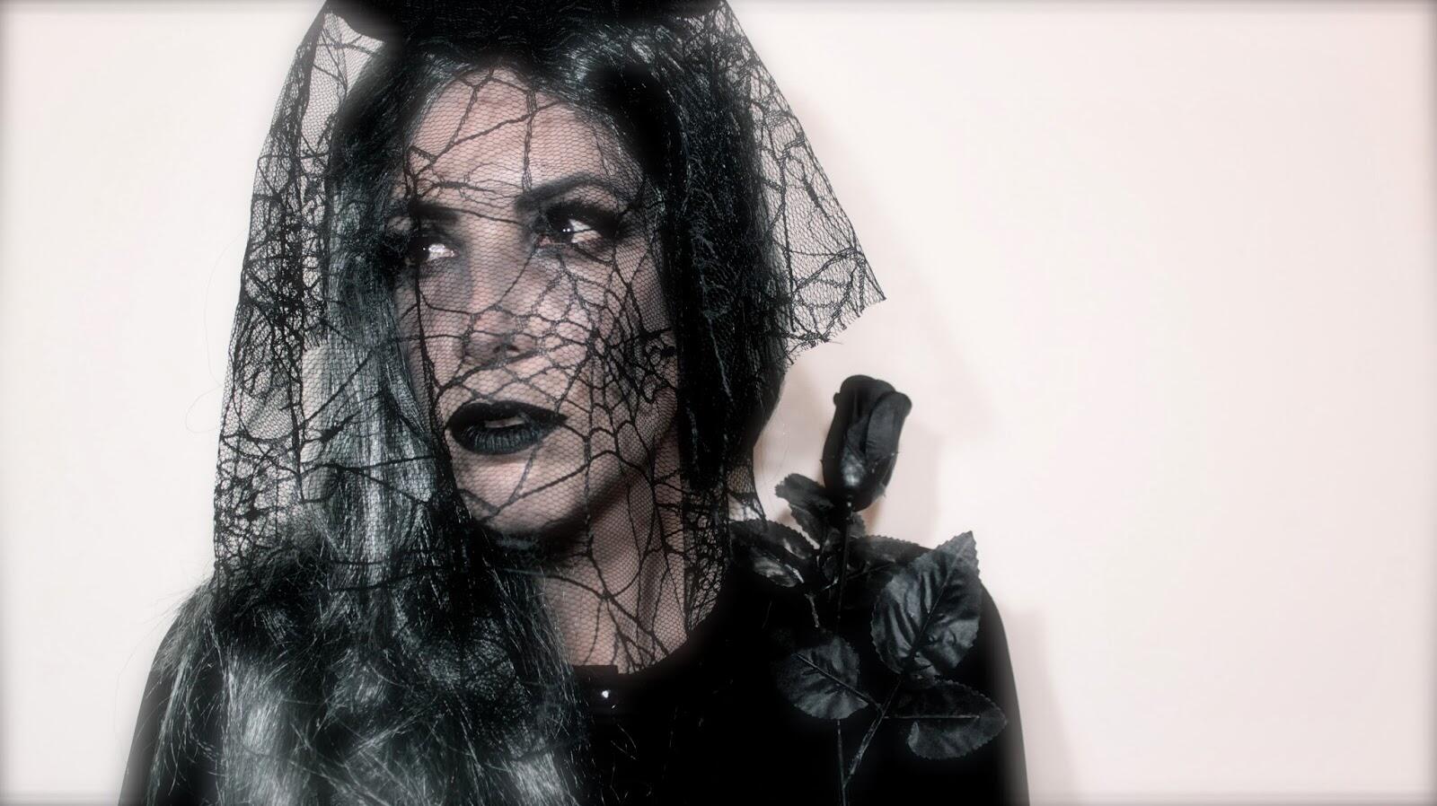 Mujer vestida de negro con velo.