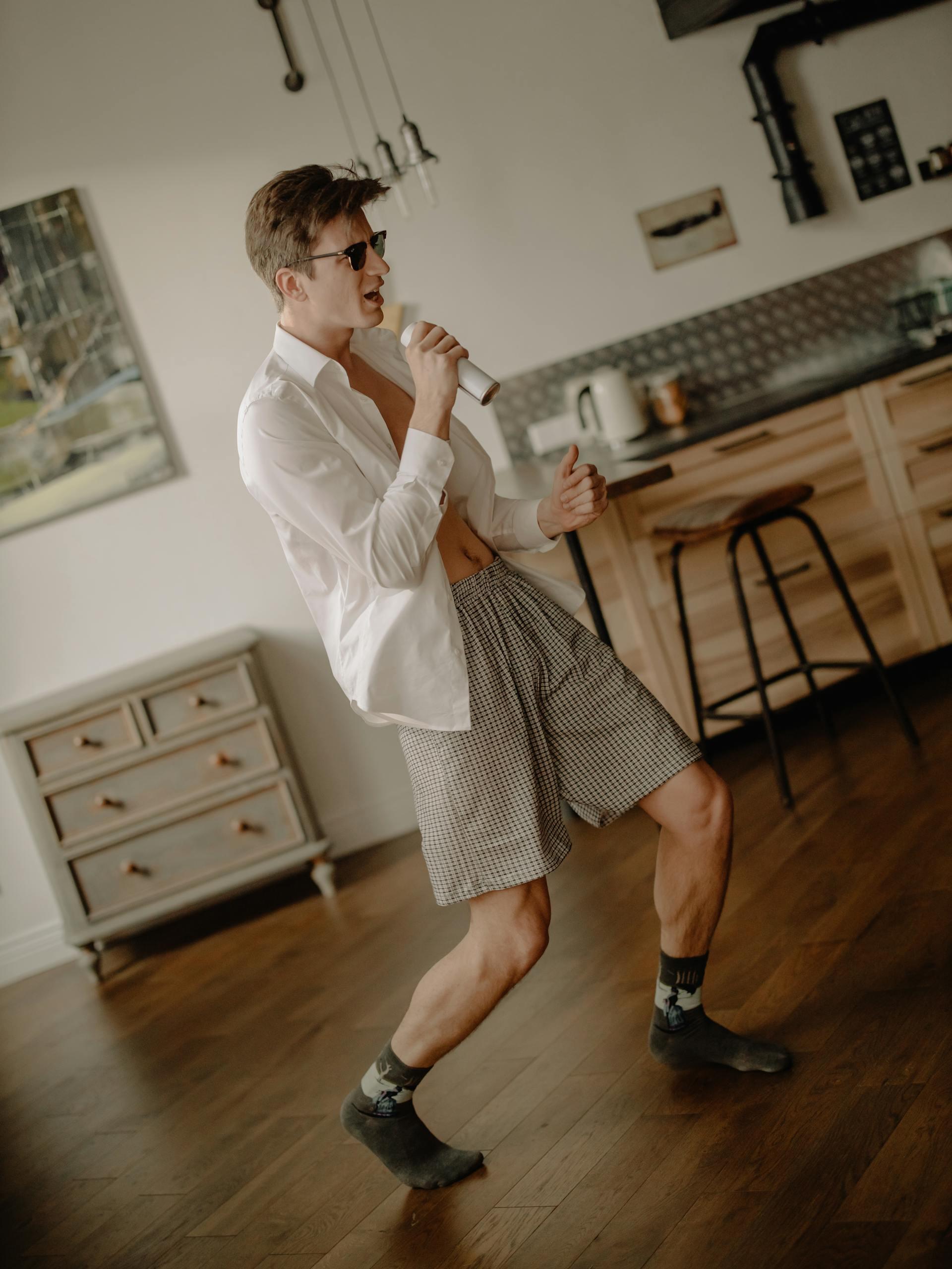 Hombre cantando en casa.