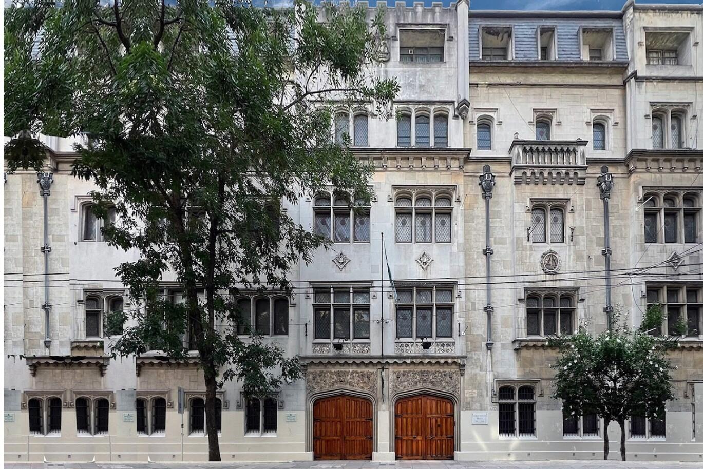 Fotografía de edificio blanco antiguo.
