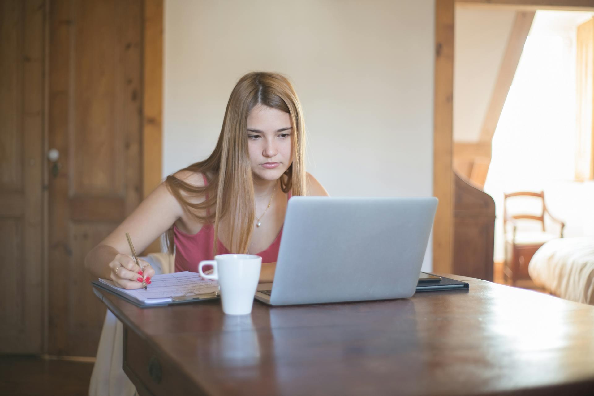 Mujer sentada en el escritorio frente a la pc.