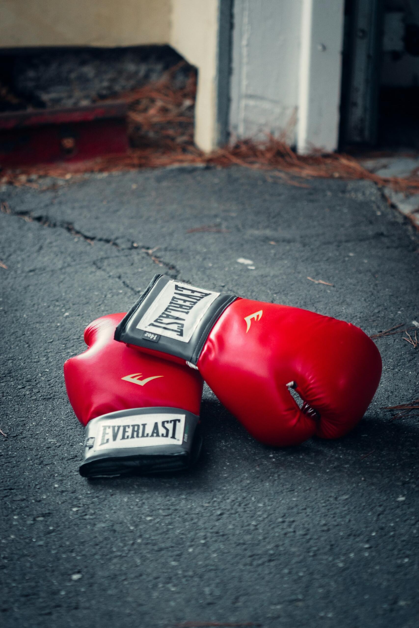 guantes rojos sobre el suelo