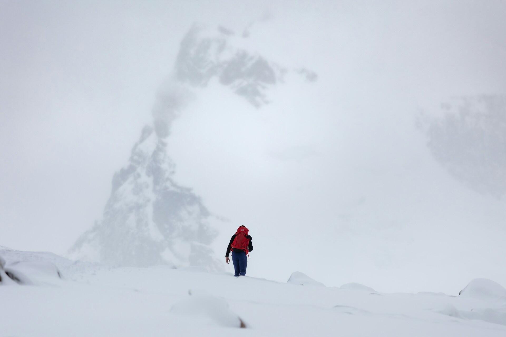 Persona caminando en el Chaltén en invierno con nieve