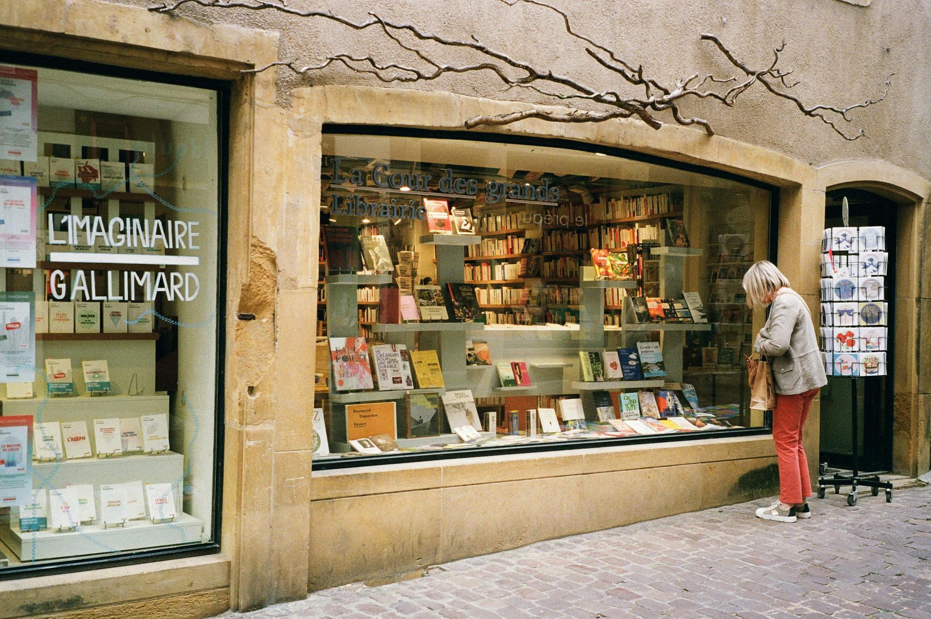 Librería con libros expuestos detrás de la vidriera.