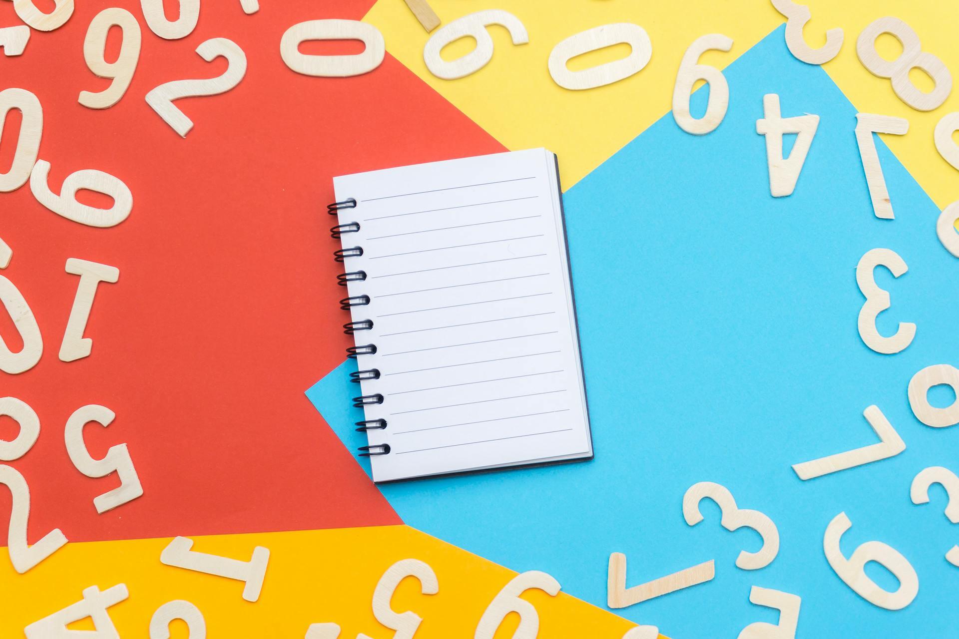 Libreta con colores y números alrededor.