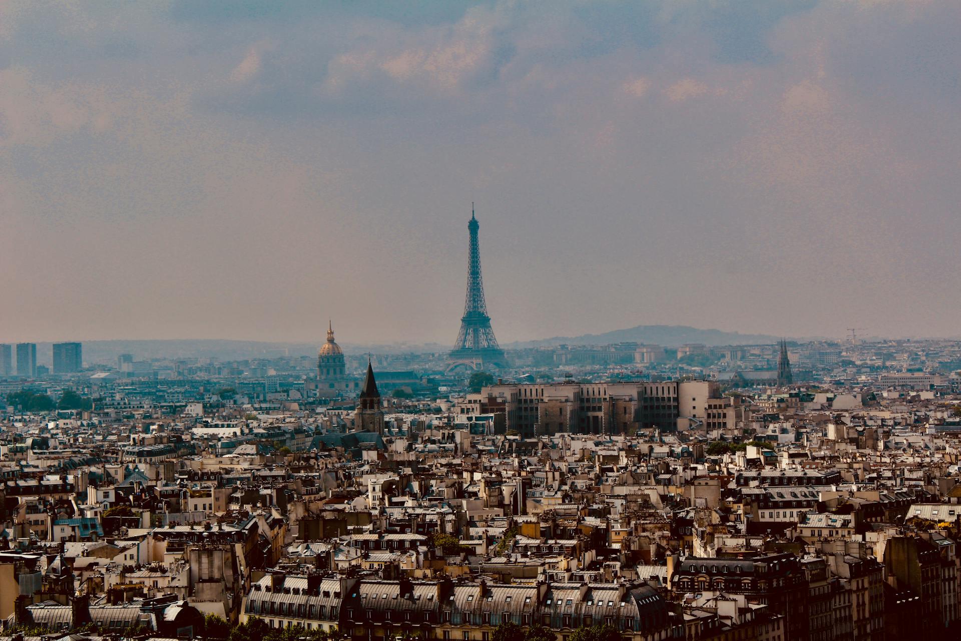 Foto de la ciudad de París desde arriba con la Torre Eiffel al fondo.