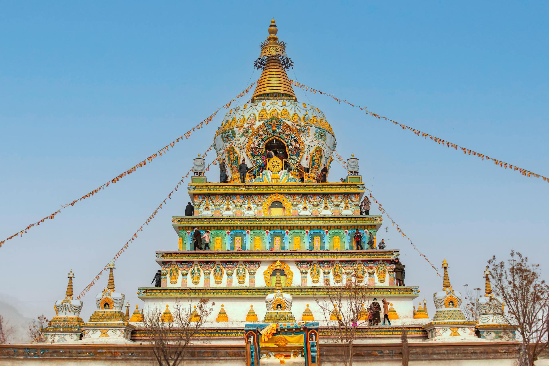 Estupa budista colorida con cielo azul