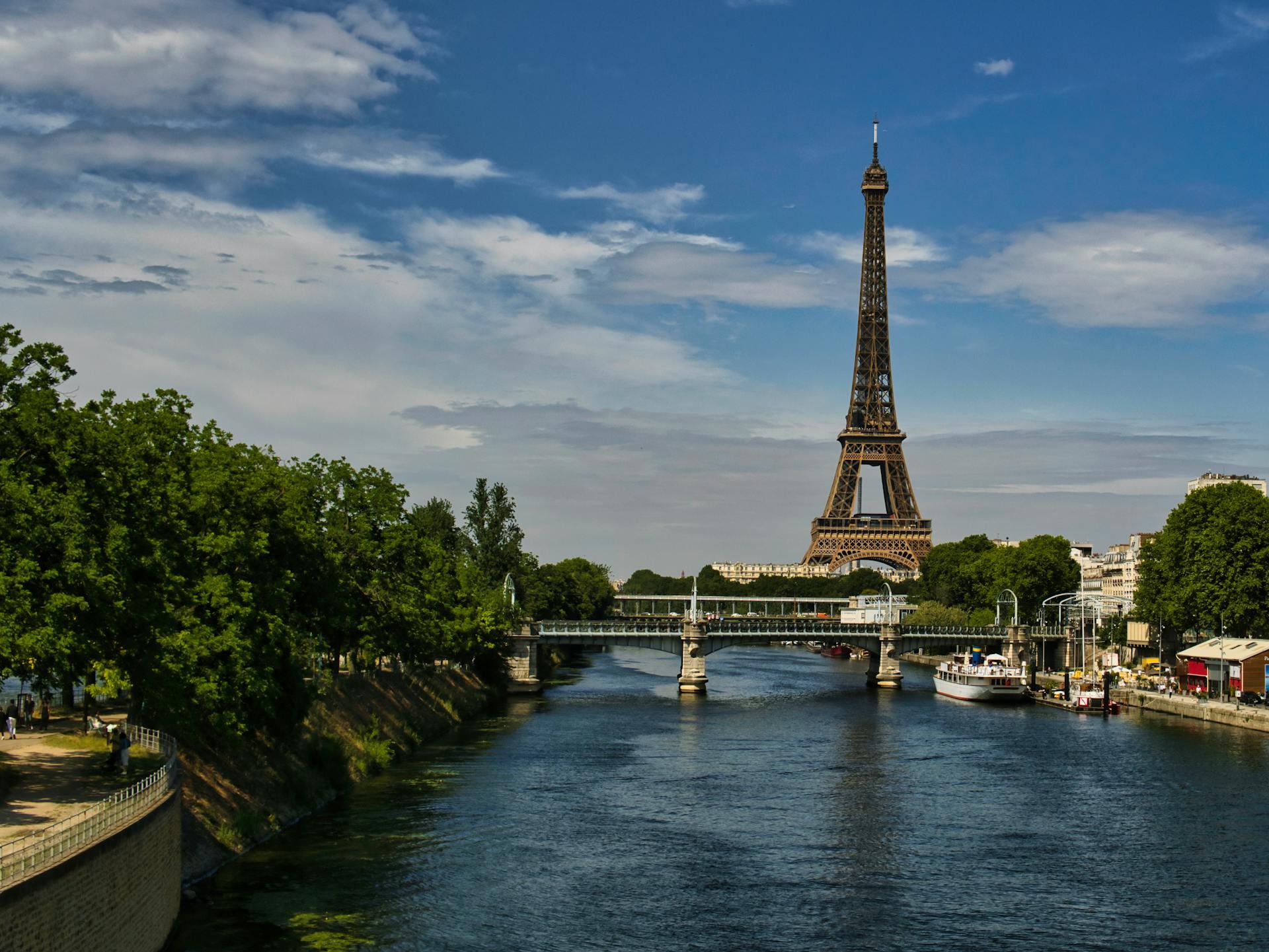 Río con puente y Torre Eiffel al fondo.