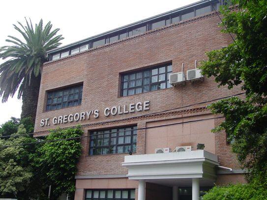 Edificio de ladrillo rodeado de vegetación.