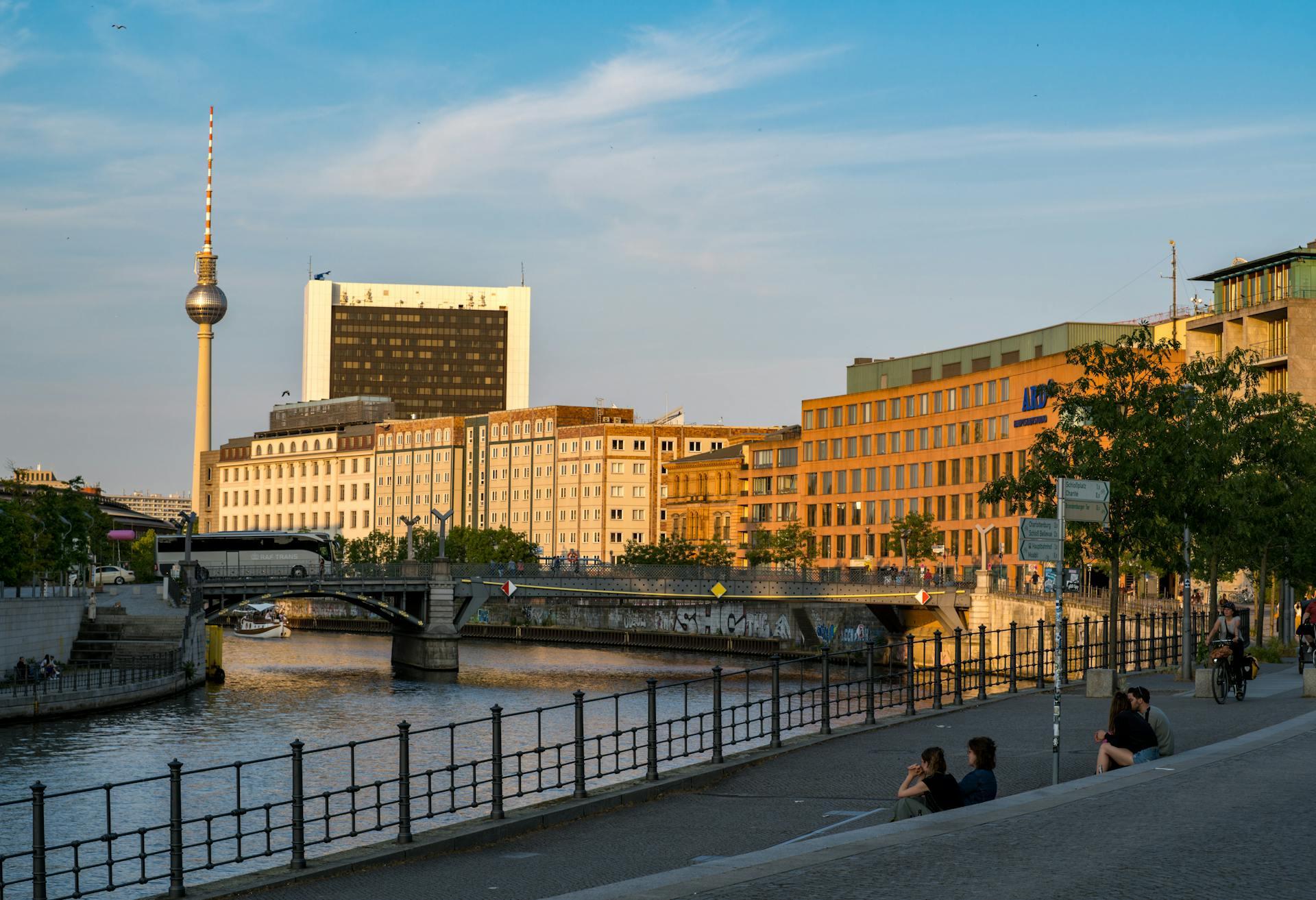 Ciudad con edificios al lado del río.