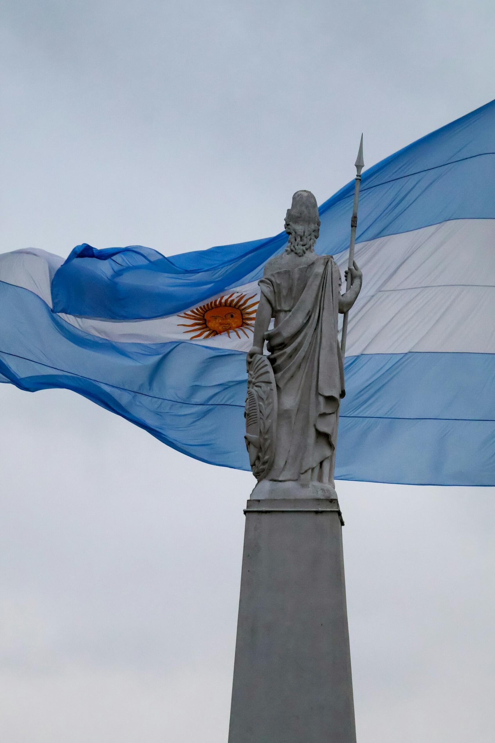 estatua y bandera argentina