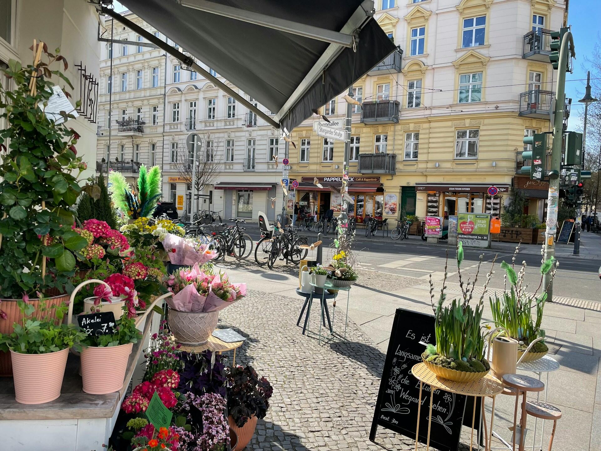 Local con flores al lado de la calle.