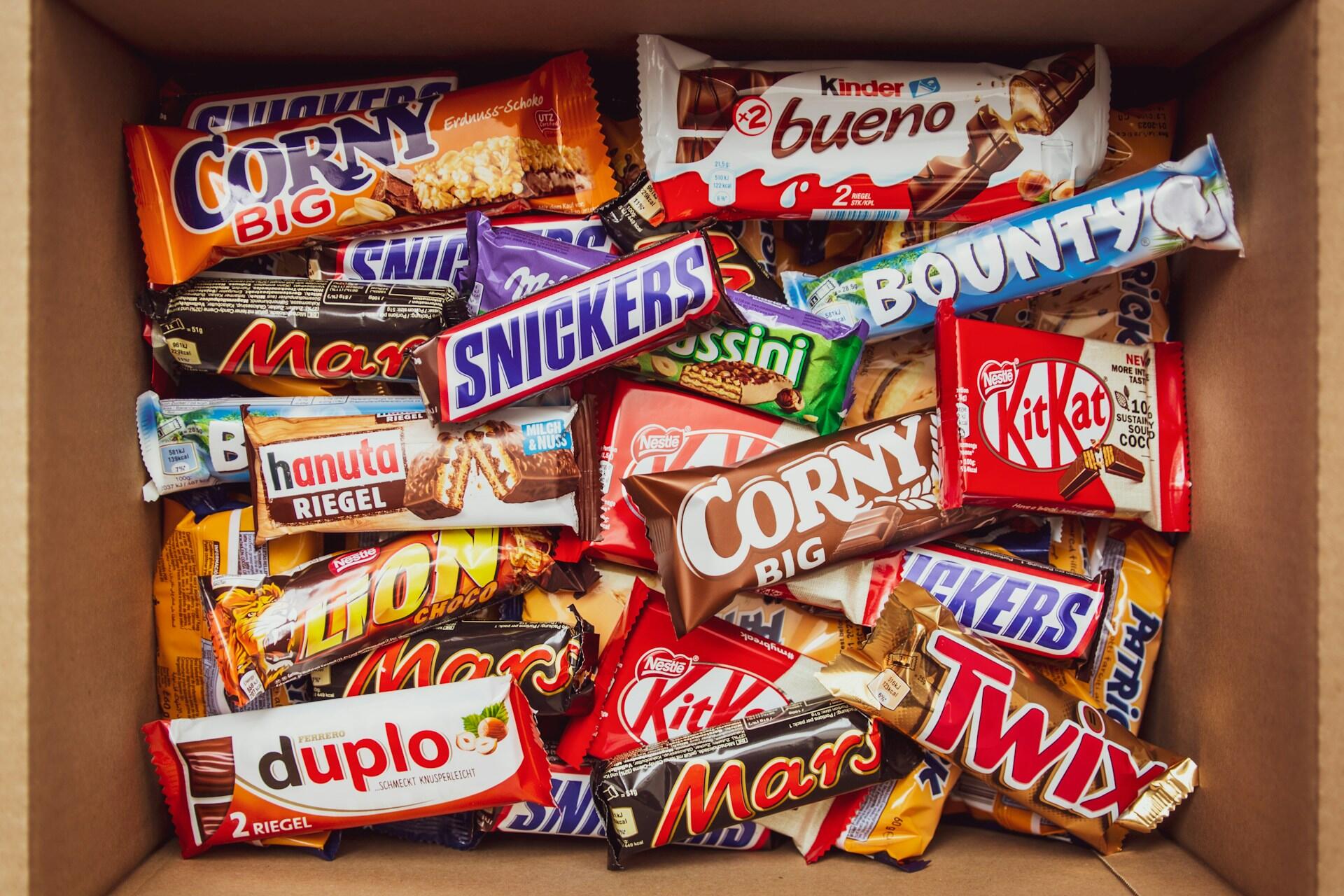 Snacks: kinder, kitkat, snickers, twix..
