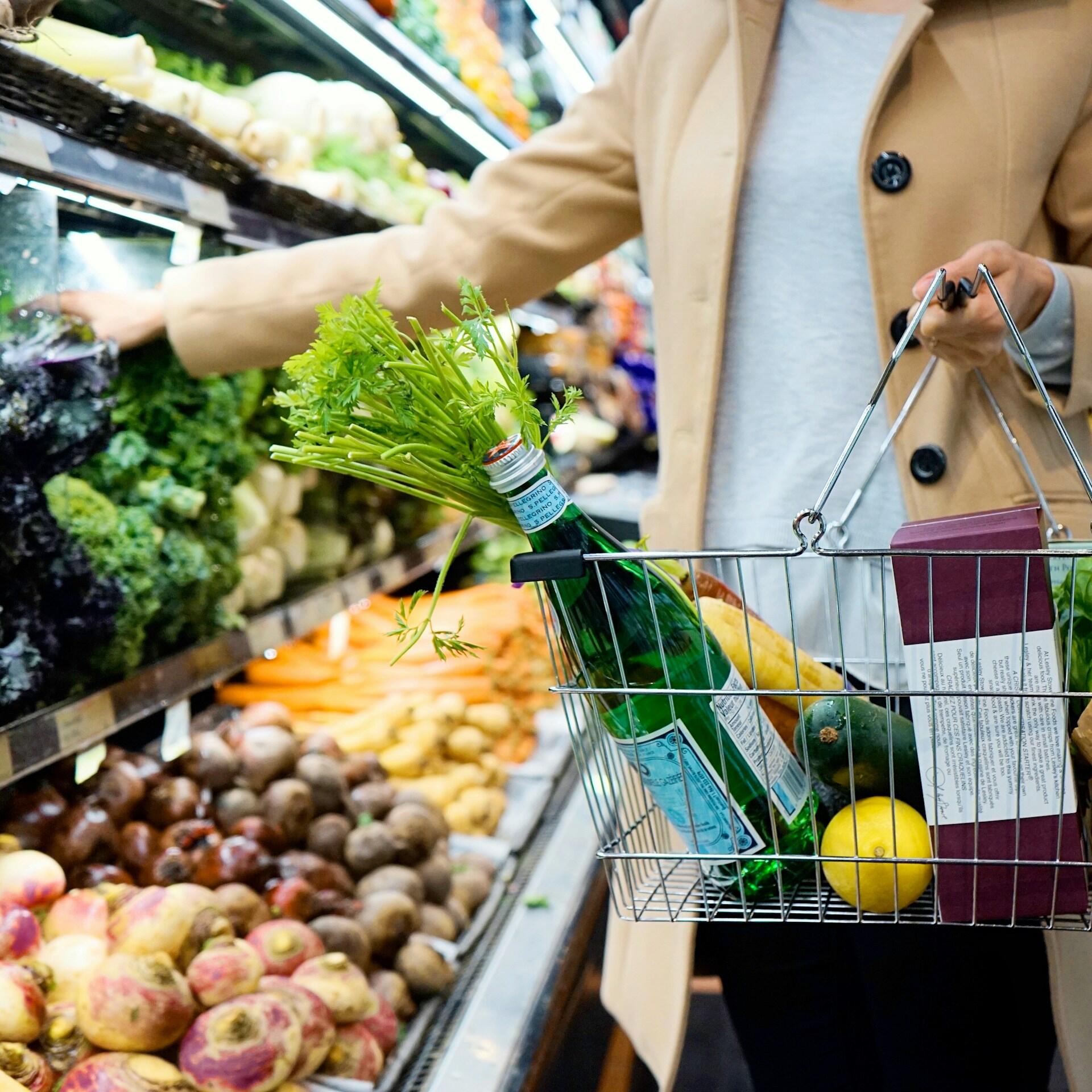 Mujer en un supermercado eligiendo frutas