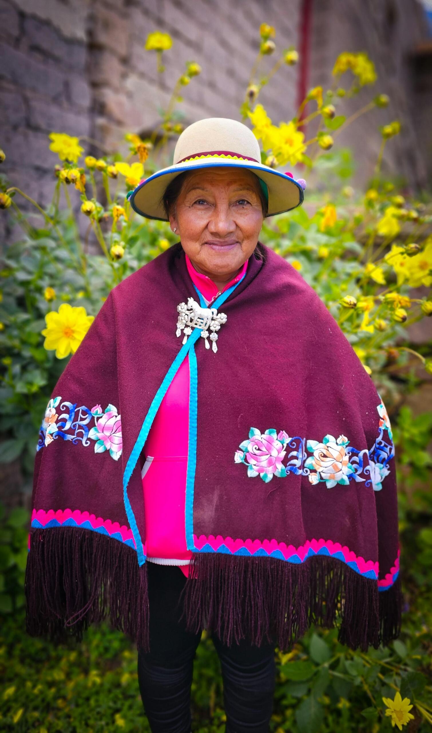 Mujer con ropa nativa del norte de Argentina.