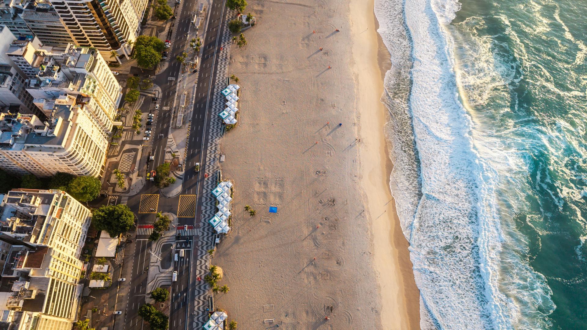 Foto aérea de mar, playa y ciudad.
