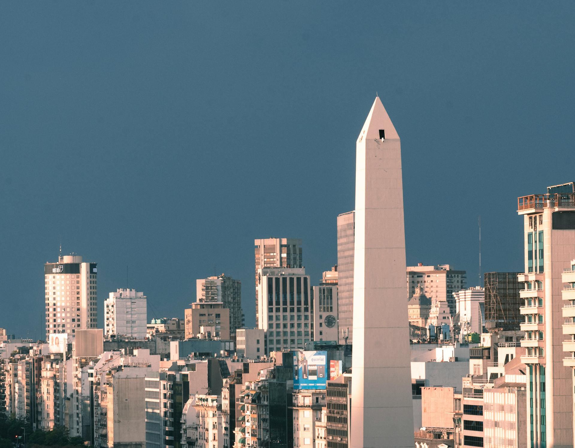 Esta vista del Obelisco en Buenos Aires representa el vibrante corazón urbano donde late el mundo jurídico argentino. Fuente: Mario Amé
