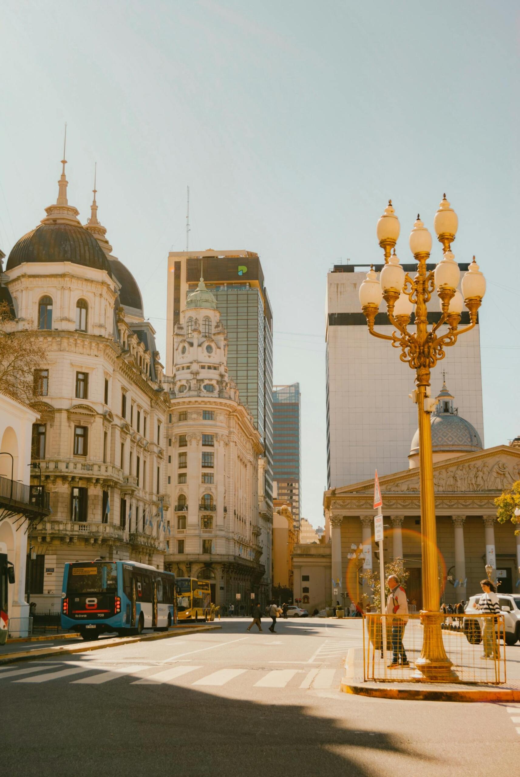 Una calle clásica de Buenos Aires que representa el entorno histórico y profesional donde se forman los futuros abogados. Fuente: Lucas Agustín