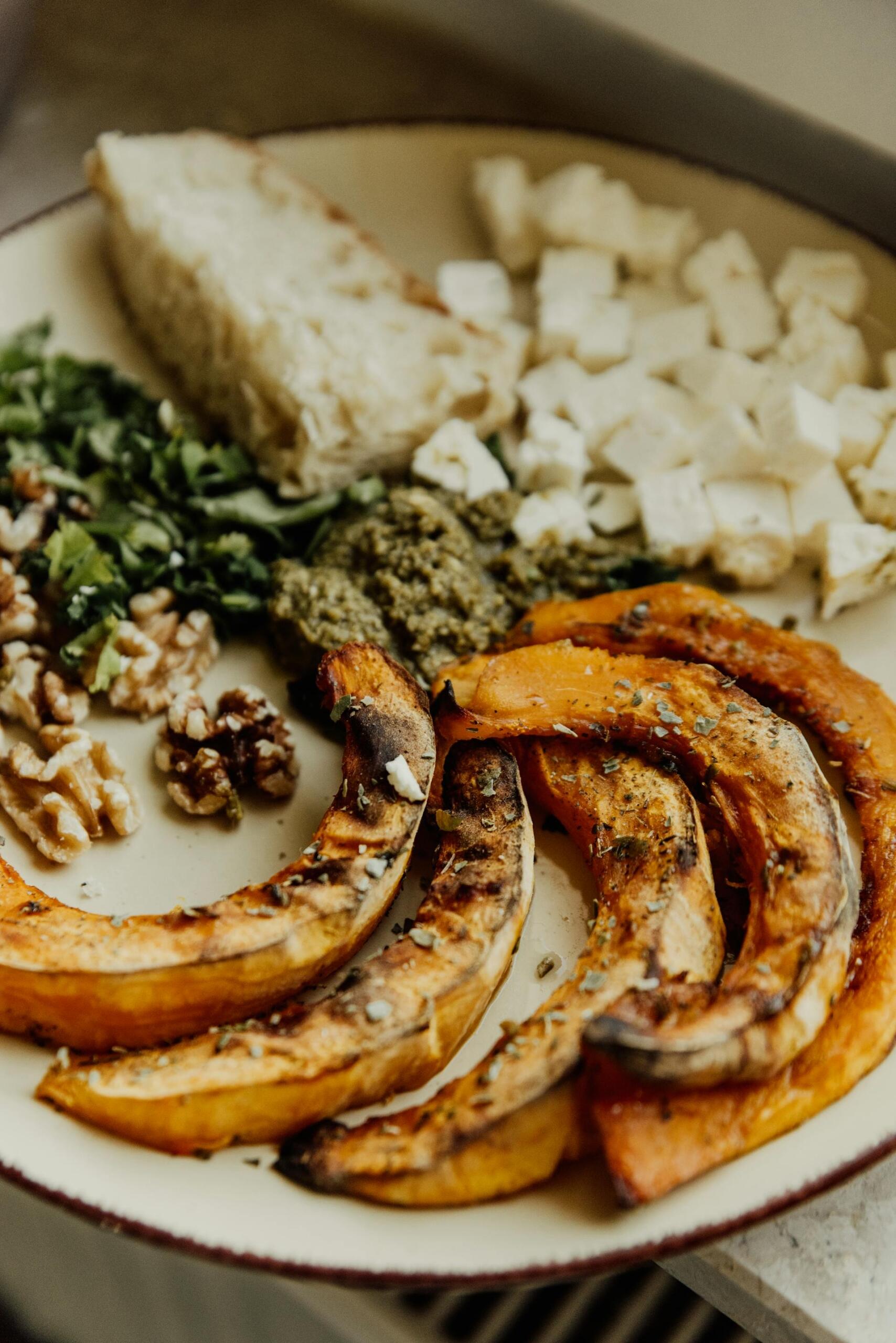 Rodajas de calabaza con nueces y queso.