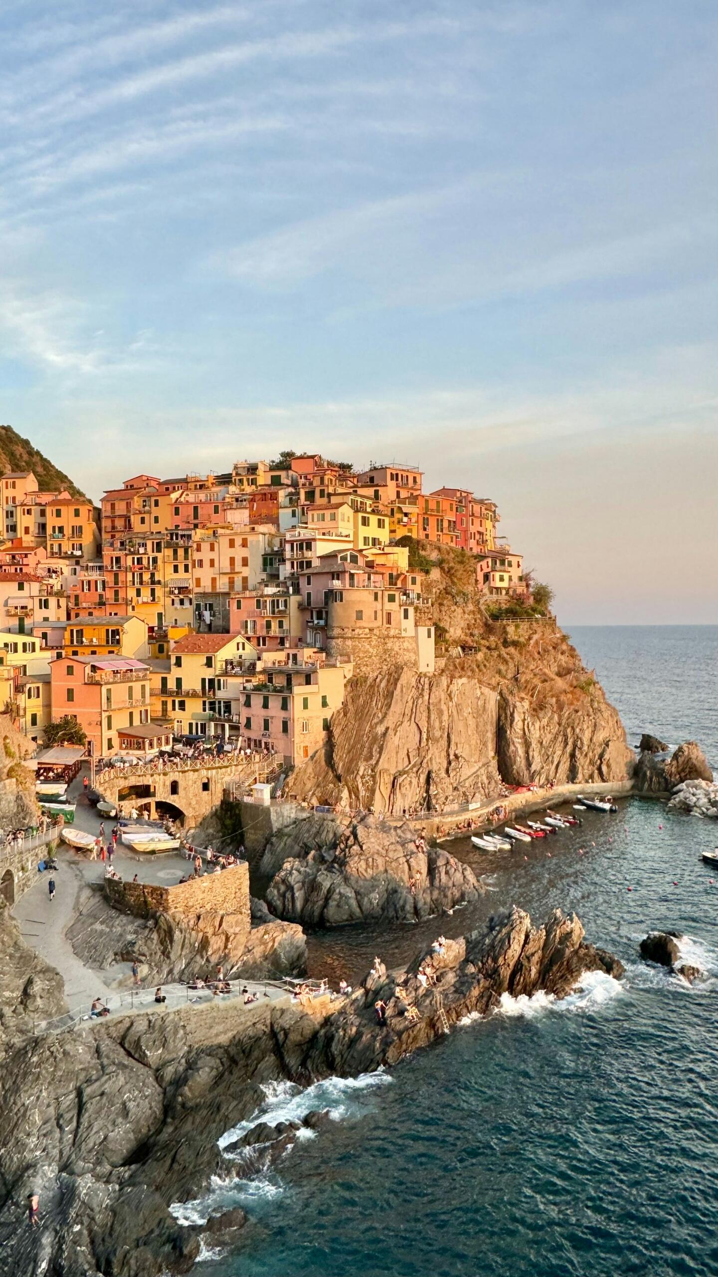 Casas de colores entre las montañas rocosas sobre el mar.