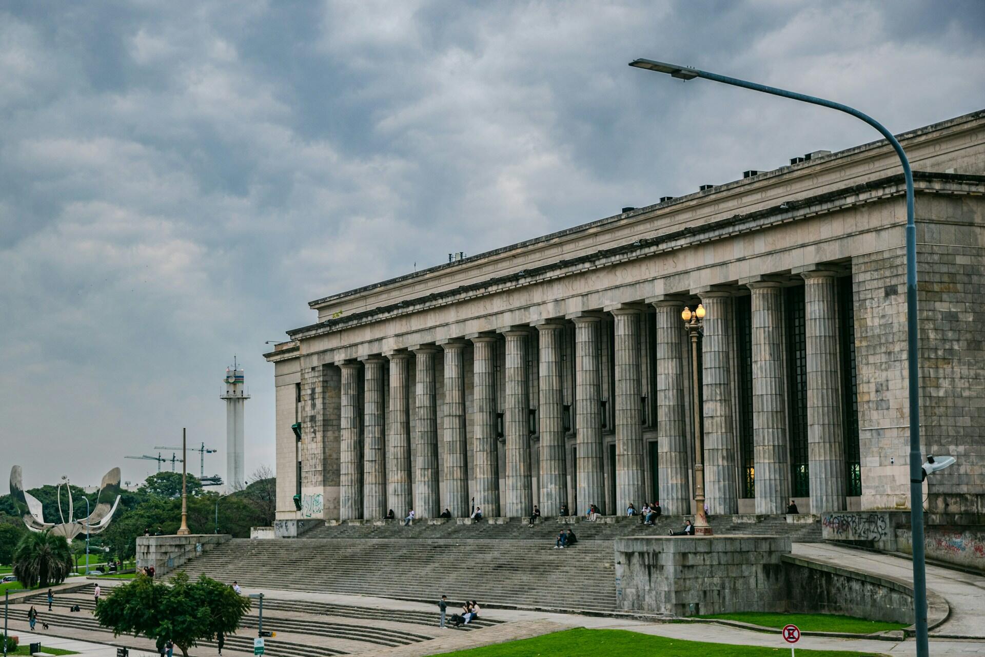 La imponente fachada de la Facultad de Derecho de la UBA en Buenos Aires representa el inicio del camino académico para miles de estudiantes, capturada por el fotógrafo Antony Henao.
