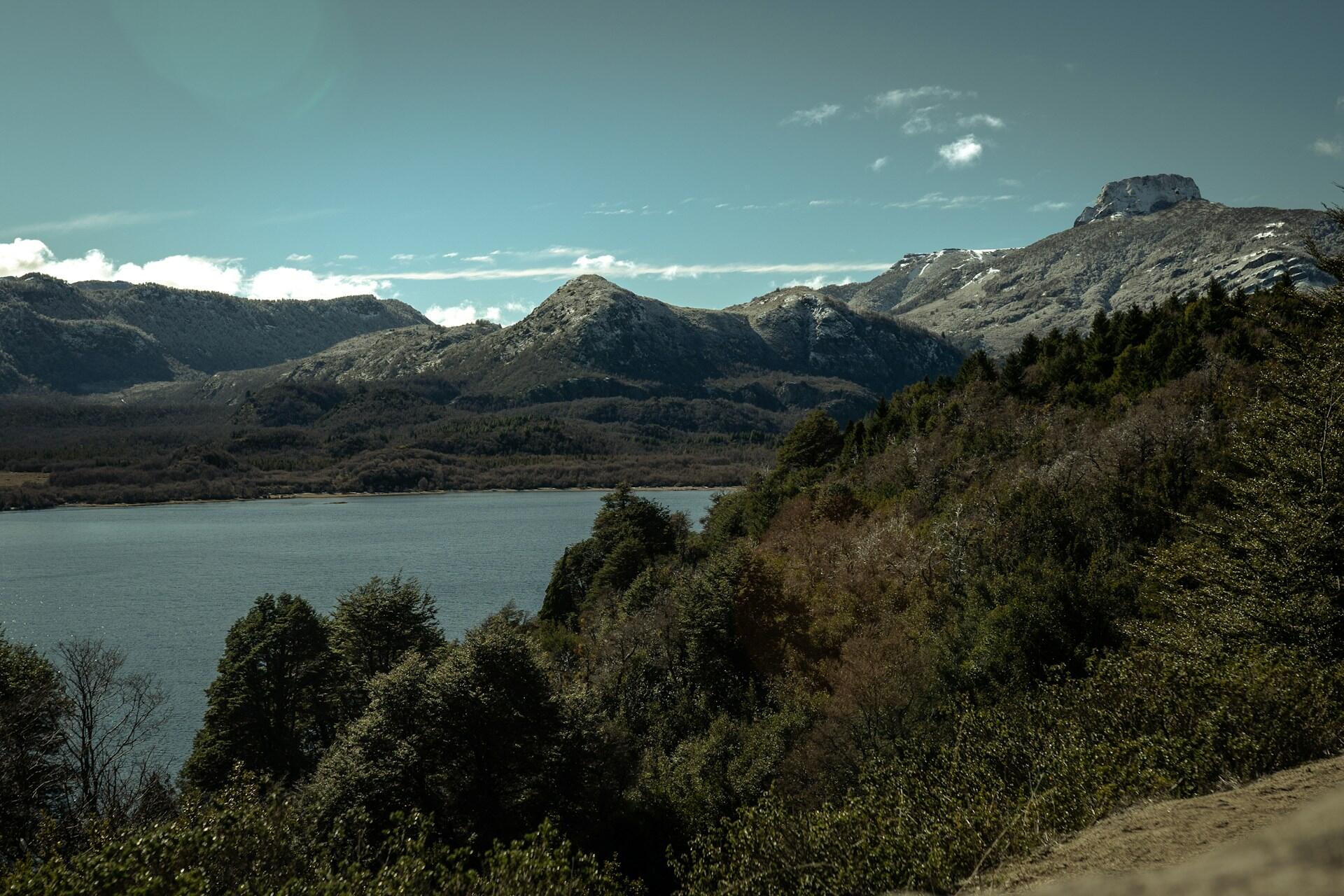 Paisaje de la cordillera de los Andes en San Martín de los Andes, Neuquén, que representa el territorio mapuche, por Nicolás Gutiérrez Cervetto.