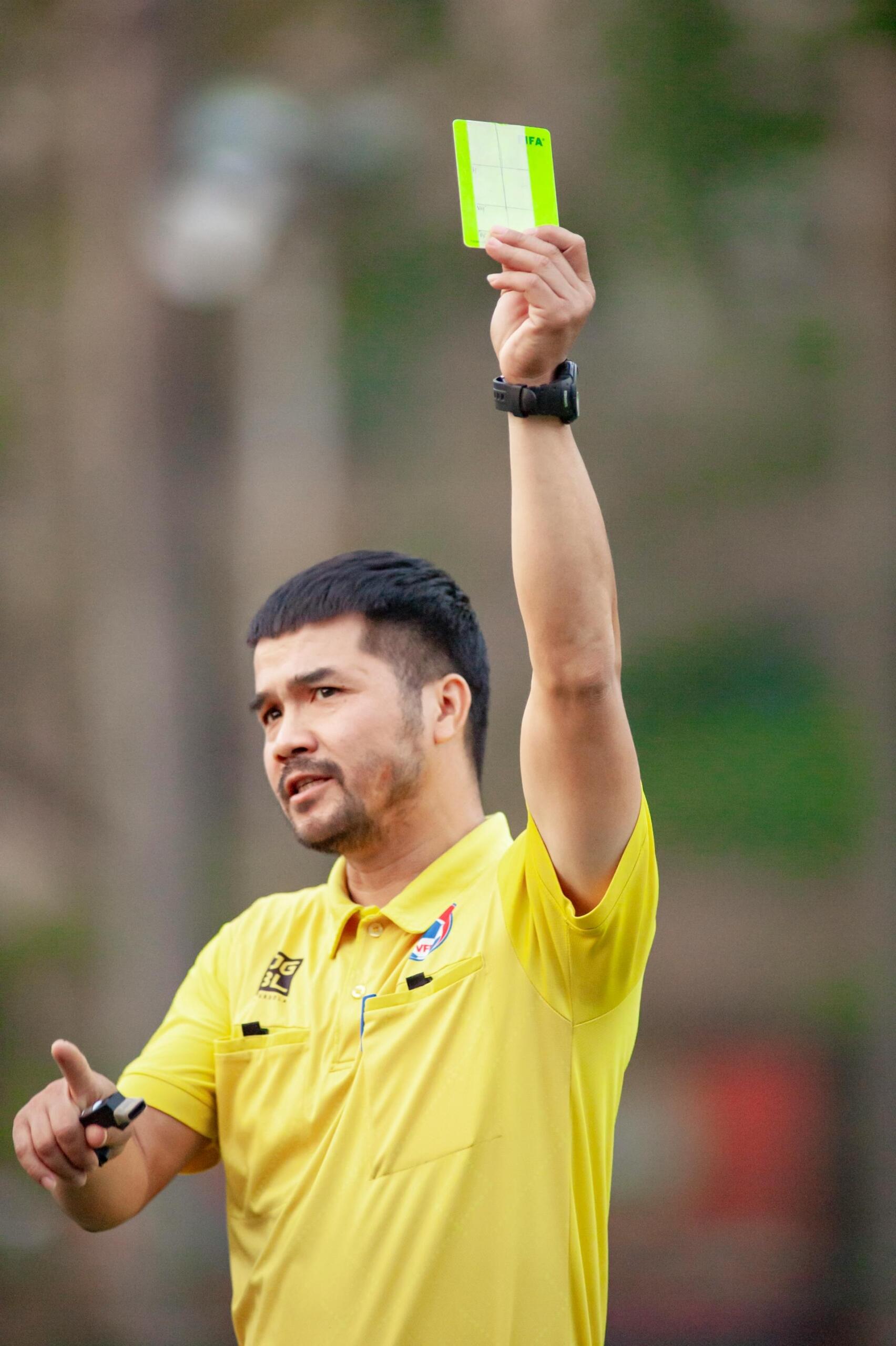 Árbitro de fútbol en Hà Nội, Việt Nam, mostrando una tarjeta, representando las reglas del torneo de la Finalissima. Foto de Anh Lee en Pexels.
