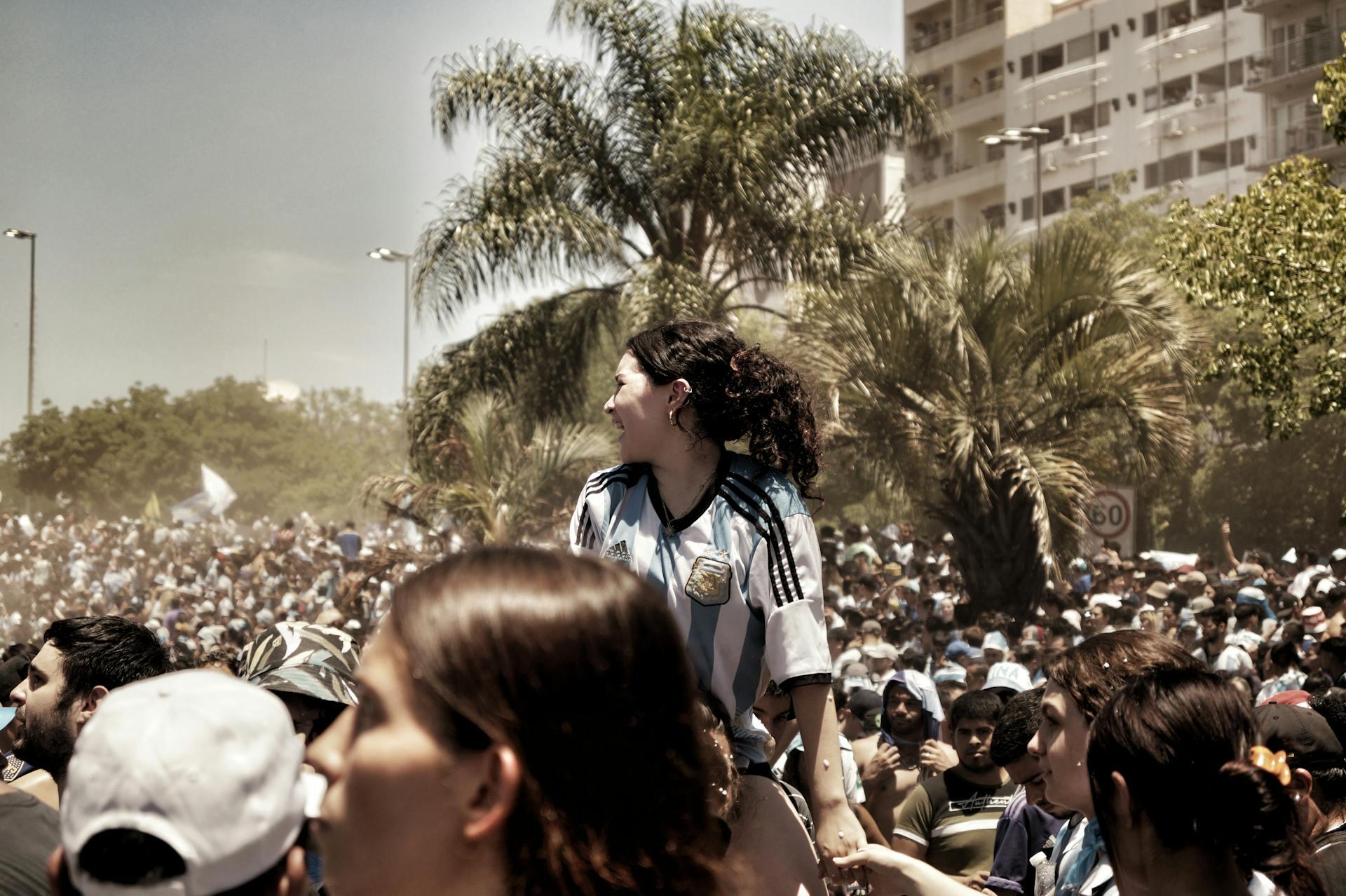 Pexels: Hincha argentina con la camiseta de la selección en medio de una multitud de festejo en Buenos Aires, Argentina, por Enzo Ariel Castillo.