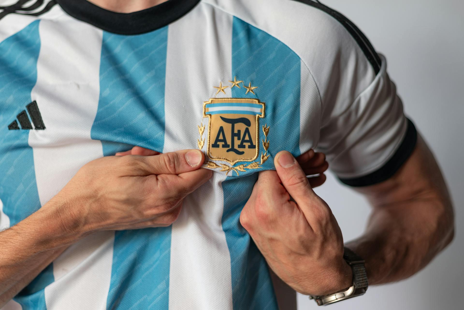 Primer plano del escudo de la AFA en la camiseta argentina, representando el orgullo de los campeones del mundo. Foto de Alex Dos Santos en Pexels.