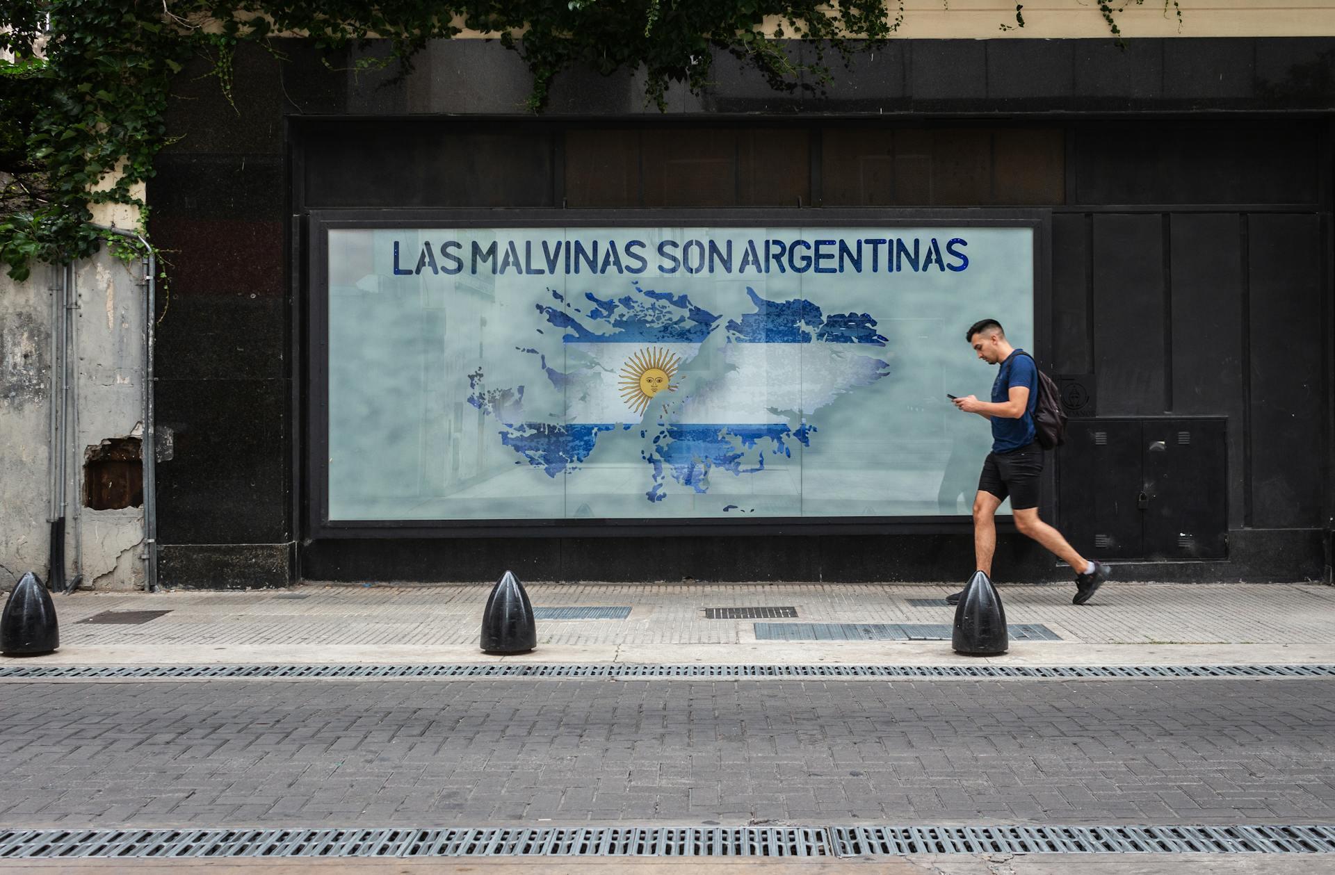 Mural callejero con el mapa de las Islas Malvinas y la bandera argentina en Buenos Aires. Foto: Maggy López.