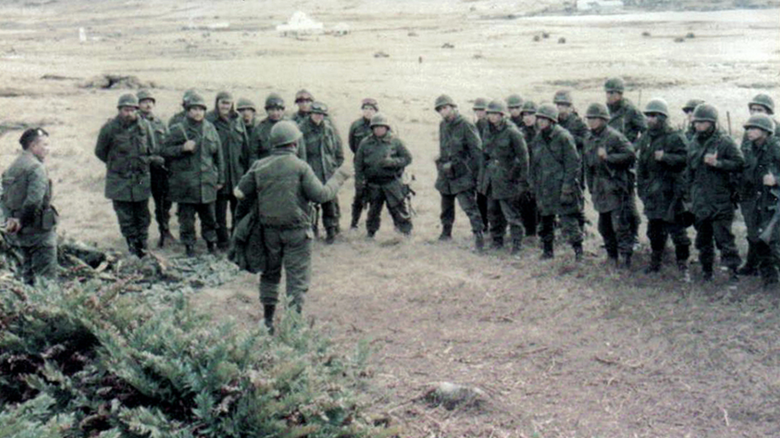 Islas Malvinas, 1982. Un grupo de soldados argentinos recibe instrucciones en el terreno durante el conflicto bélico. Fuente: Wikimedia Commons.