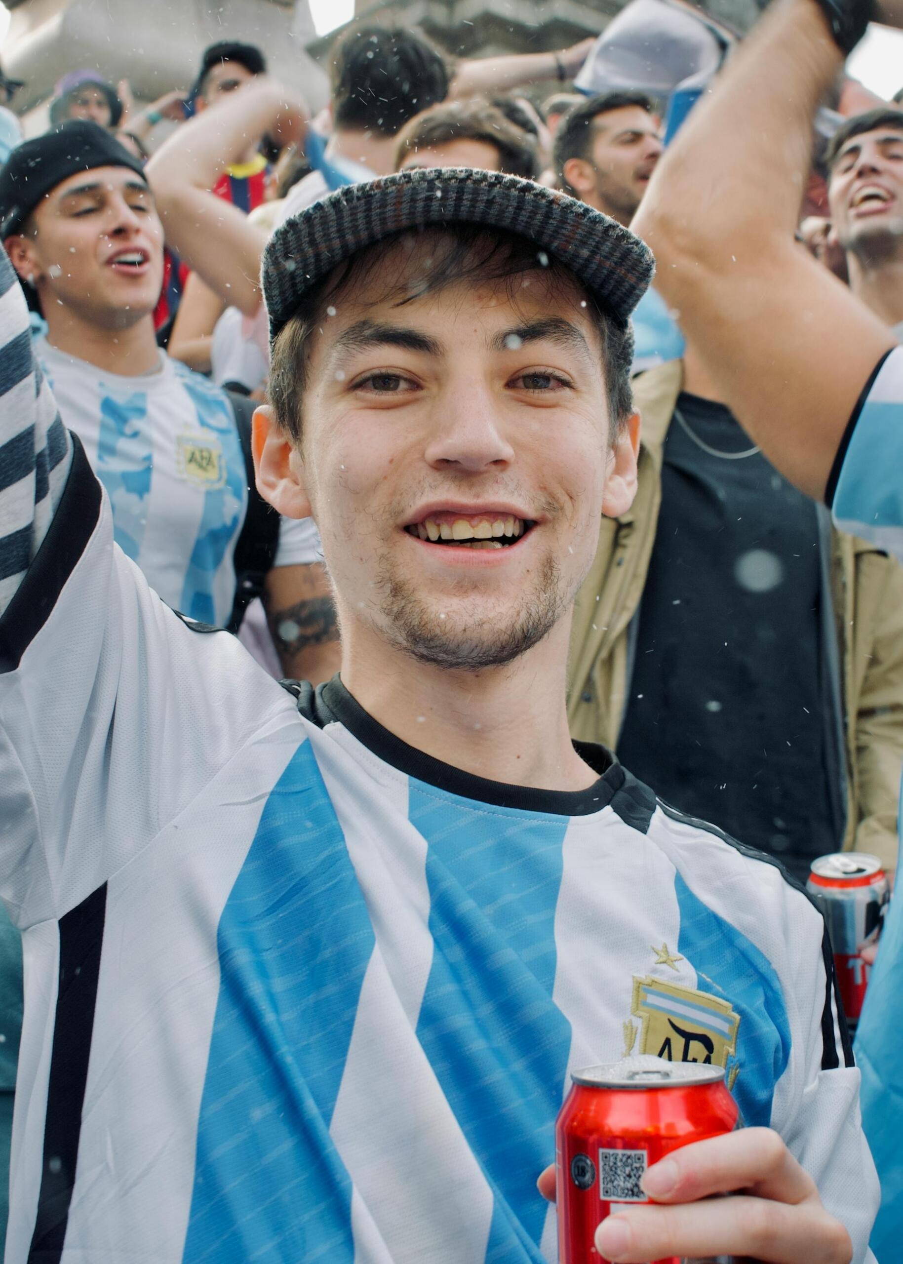 Pexels: Joven hincha argentino sonriendo a la cámara en medio de un festejo en Argentina, por Raul Albright.