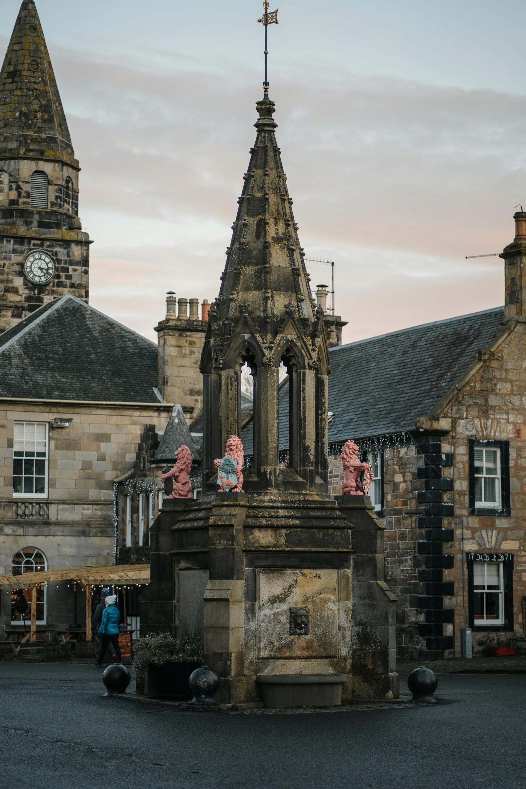 Plaza en el pueblo de Falkland, Escocia, Reino Unido. La imagen muestra un monumento de piedra que evoca la fuerte herencia cultural británica. Fotografía de Clément Proust.