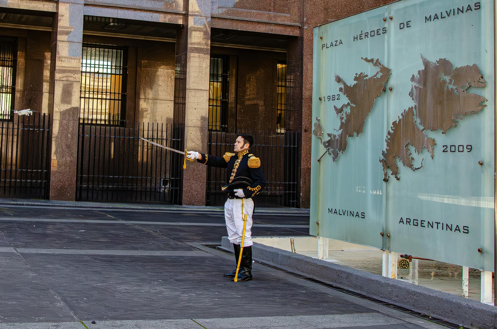 Buenos Aires, Argentina. Soldado de guardia en la Plaza Héroes de Malvinas, representando la memoria y el homenaje a los caídos. Foto por Alejandra Dal Favero.
