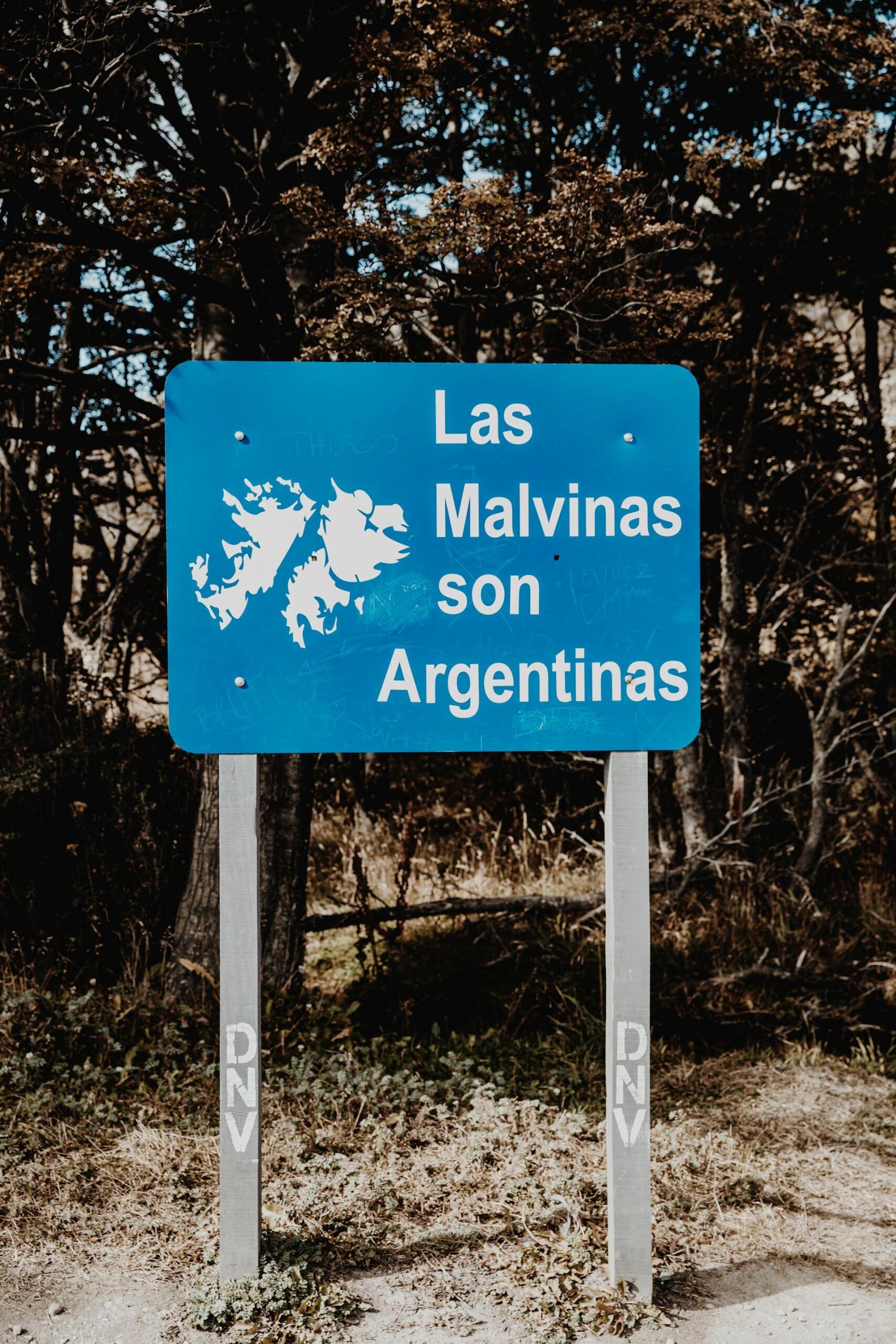Argentina. Cartel de ruta con la leyenda "Las Malvinas son Argentinas", que simboliza el reclamo de soberanía nacional. Foto por Regina Pivetta.
